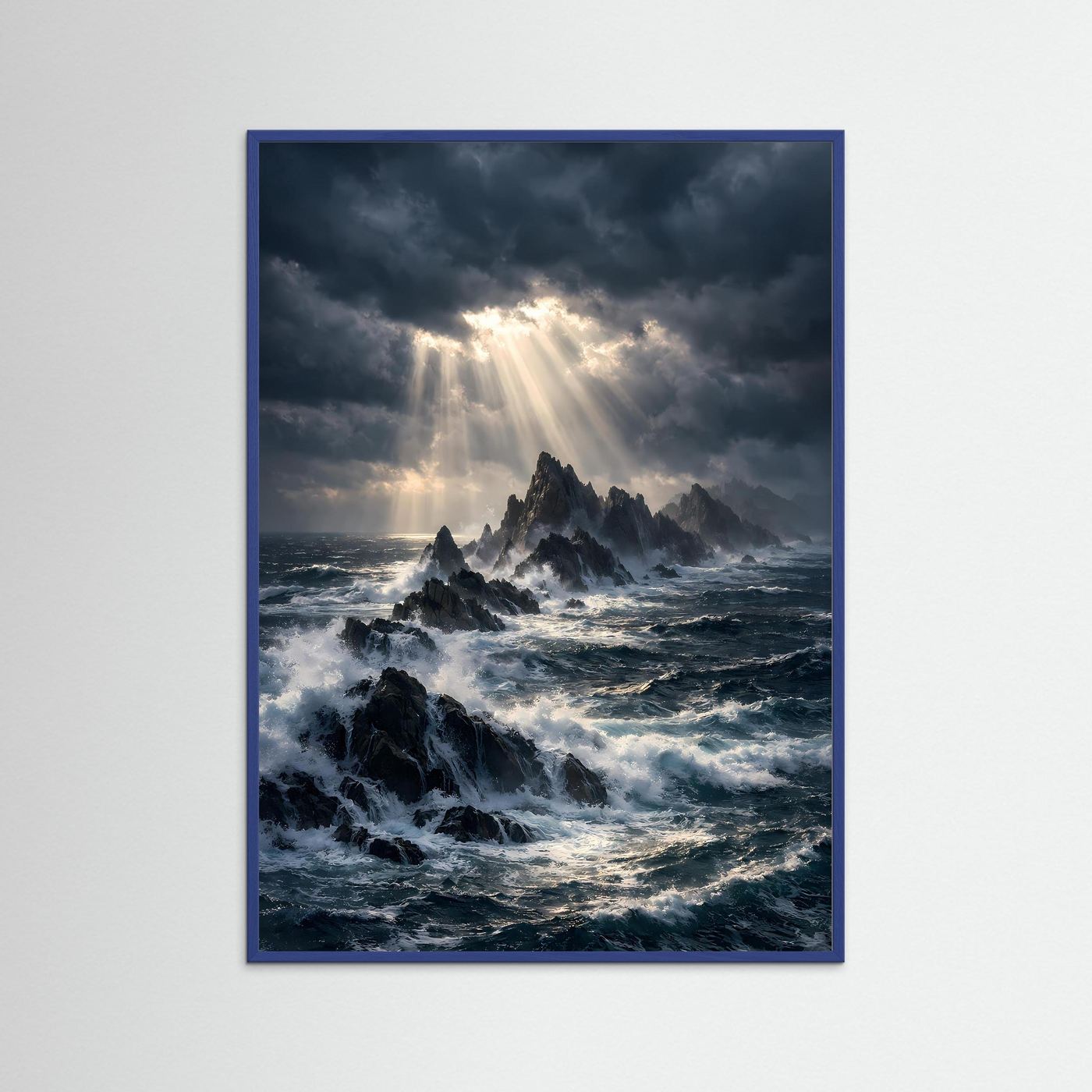 Hochformat-Ozeanposter mit Klippen, Lichtstrahlen und tobender See im blauem Rahmen