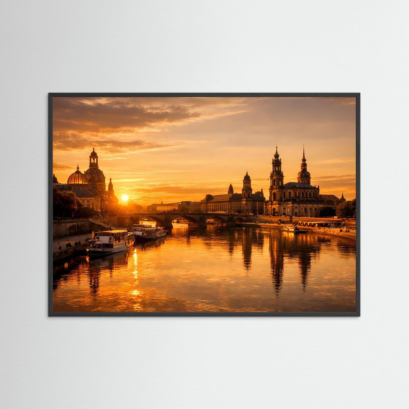 Querformat-Poster mit Elbe-Sonnenuntergang und Dresdner Silhouette, schwarzer Holzrahmen.