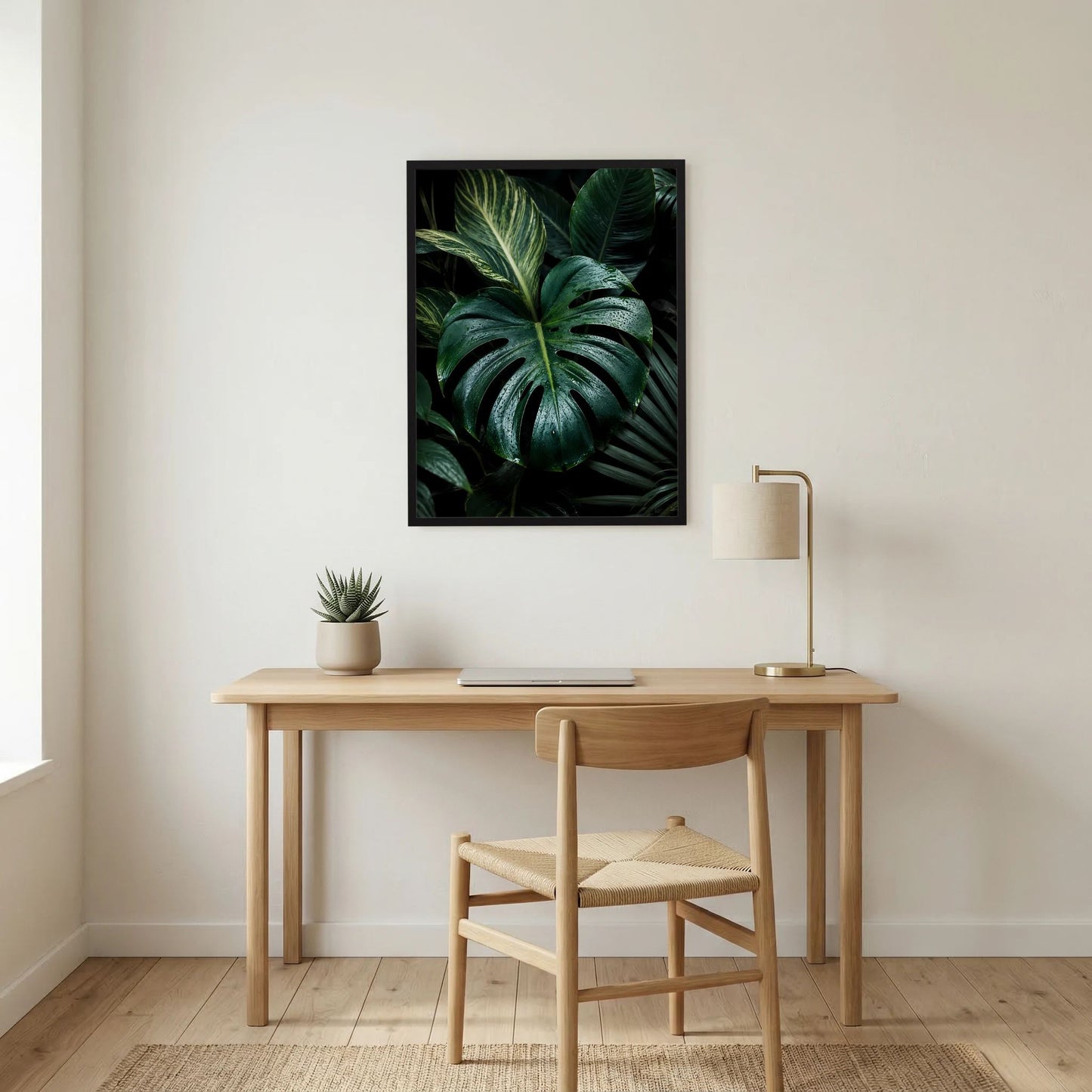Hochformatiges Poster mit dunklen Monstera-Blättern, schwarz gerahmt