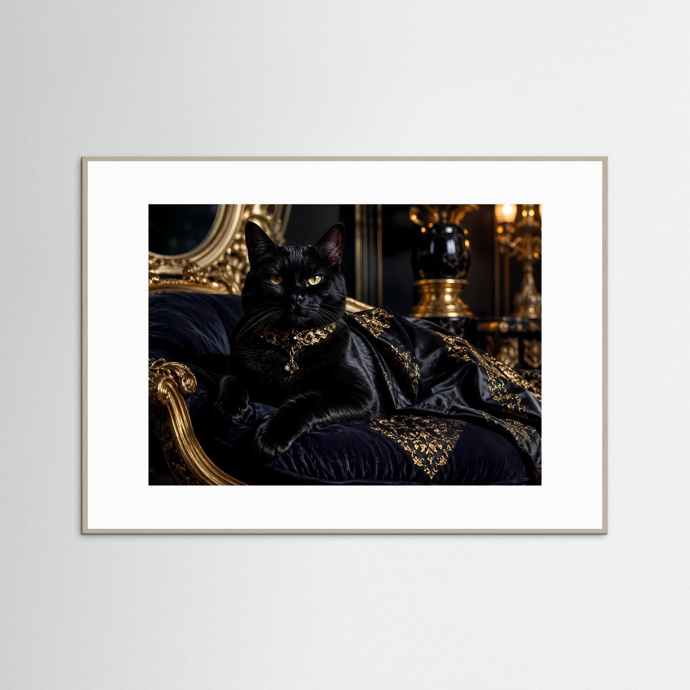 Majestätische schwarze Katze mit goldenem Schmuck | Luxus Tierporträt & Eleganz Poster