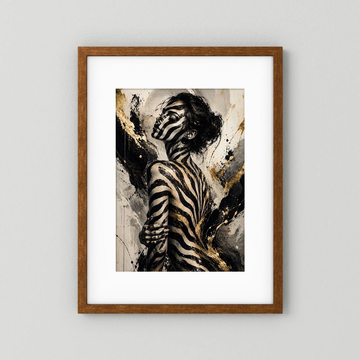Poster Frauenportrait Schwarzgold, brauner Holzrahmen, weißes Passepartout, Zebra-Bodypainting