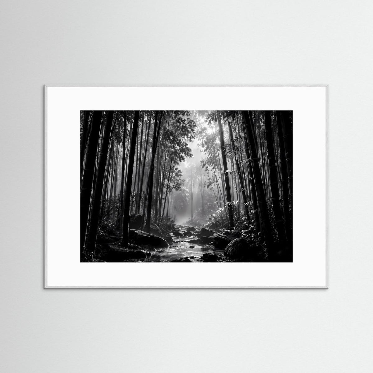 Wandbild mit Schwarzweiß-Bambuswald und Bach, weiß gerahmt, horizontal