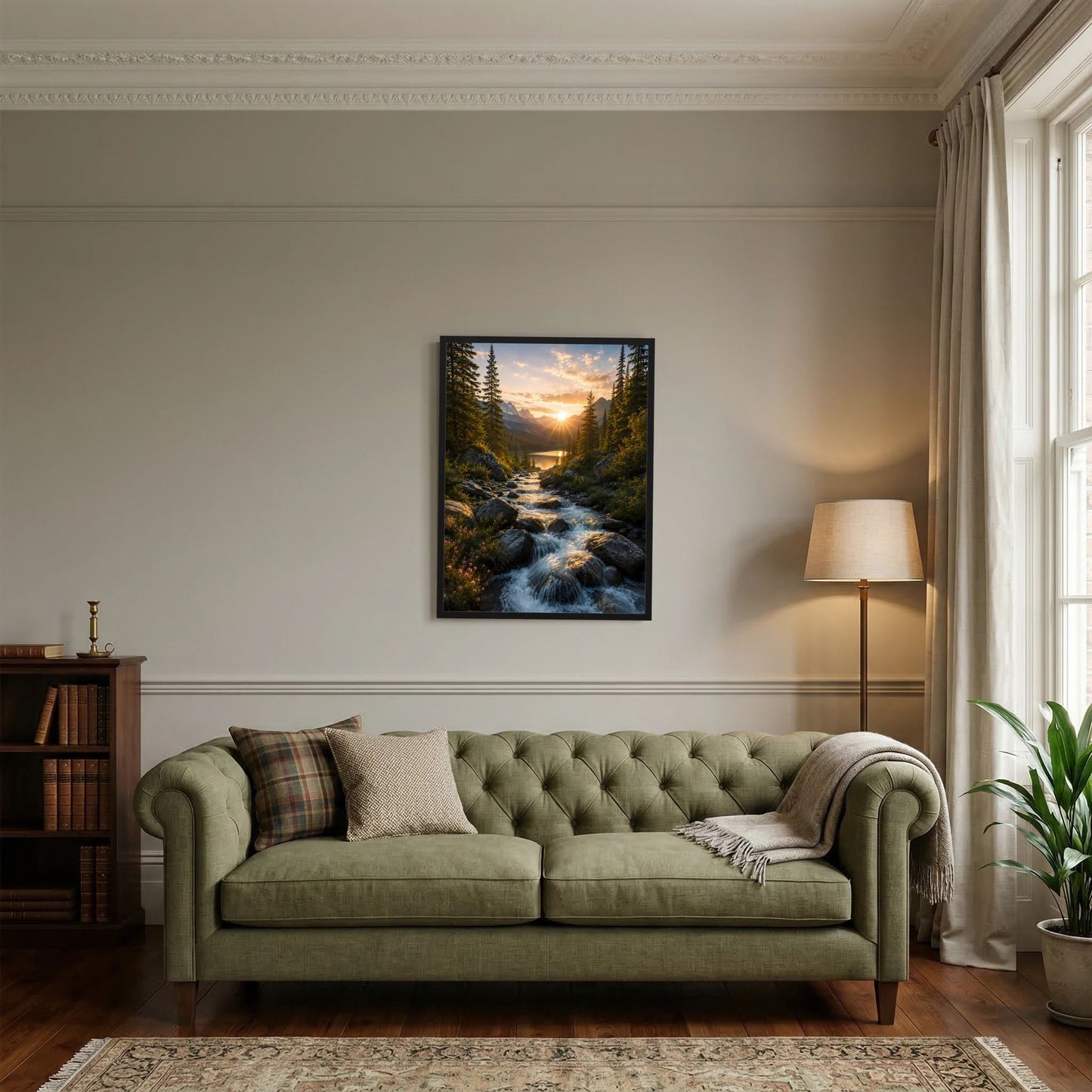 Hochformat-Poster mit Sonnenuntergang, Bach durch Tannenwald und goldener Abendsonne, schwarz gerahmt