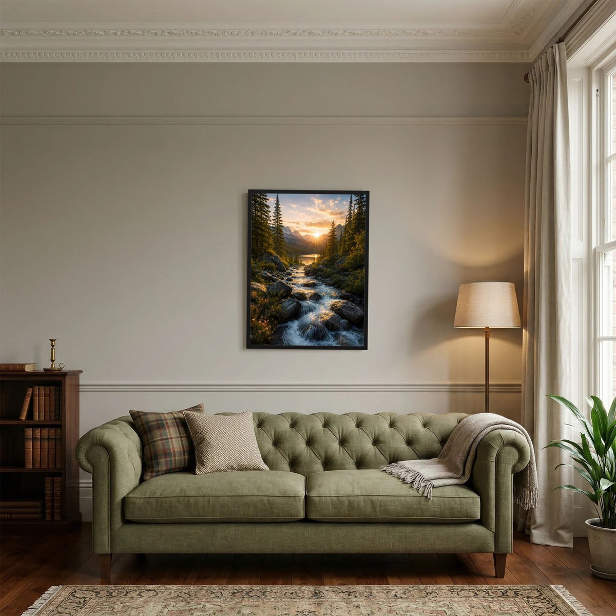 Hochformat-Poster mit Sonnenuntergang, Bach durch Tannenwald und goldener Abendsonne, schwarz gerahmt