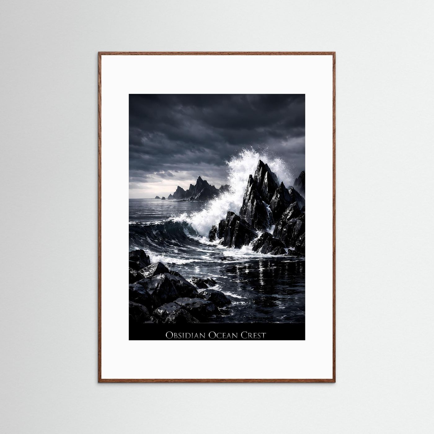 Poster im Hochformat mit Sturmflut und schwarzen Felsen, brauner Holzrahmen