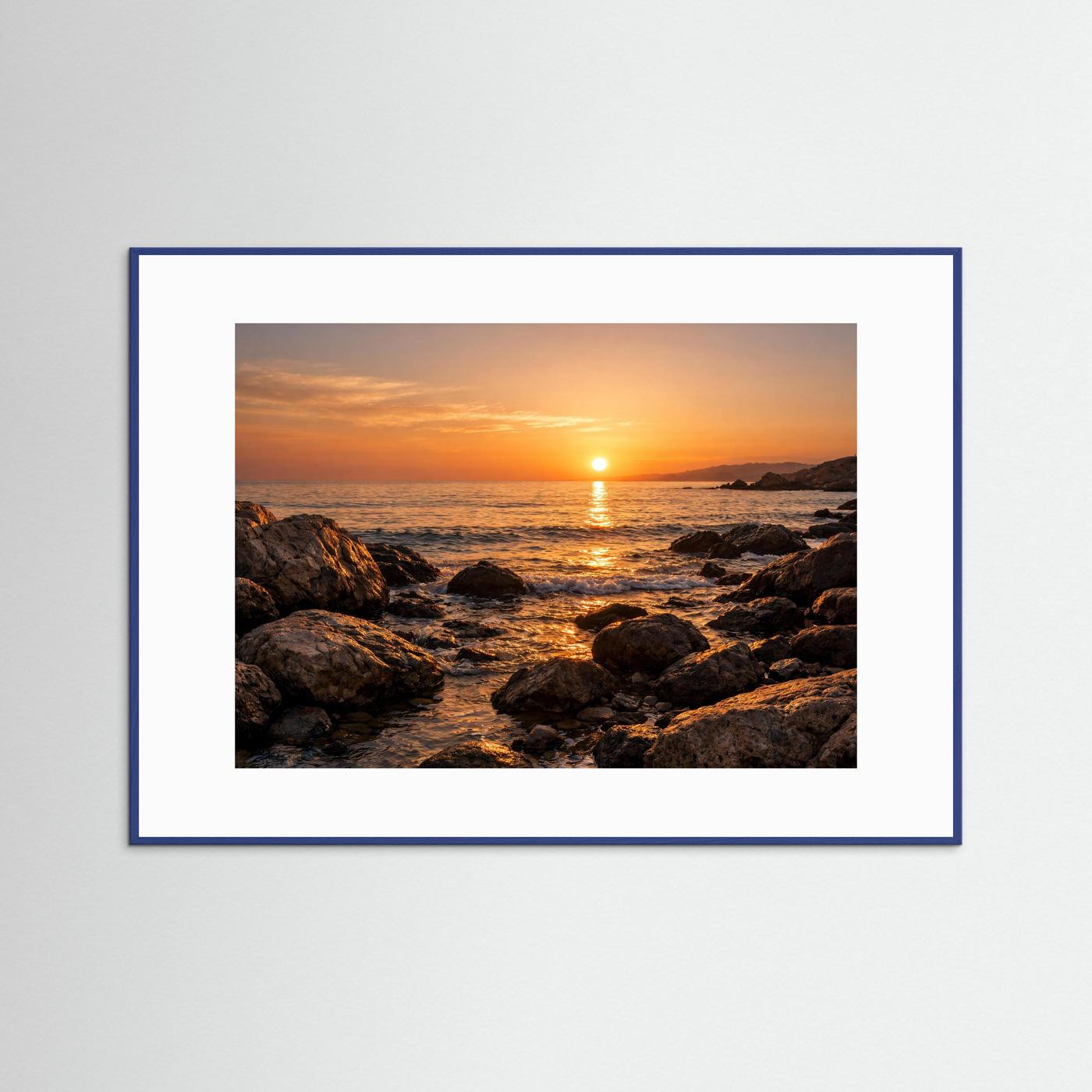 Naturposter mit Sonnenuntergang an felsiger Küste im blauen Rahmen