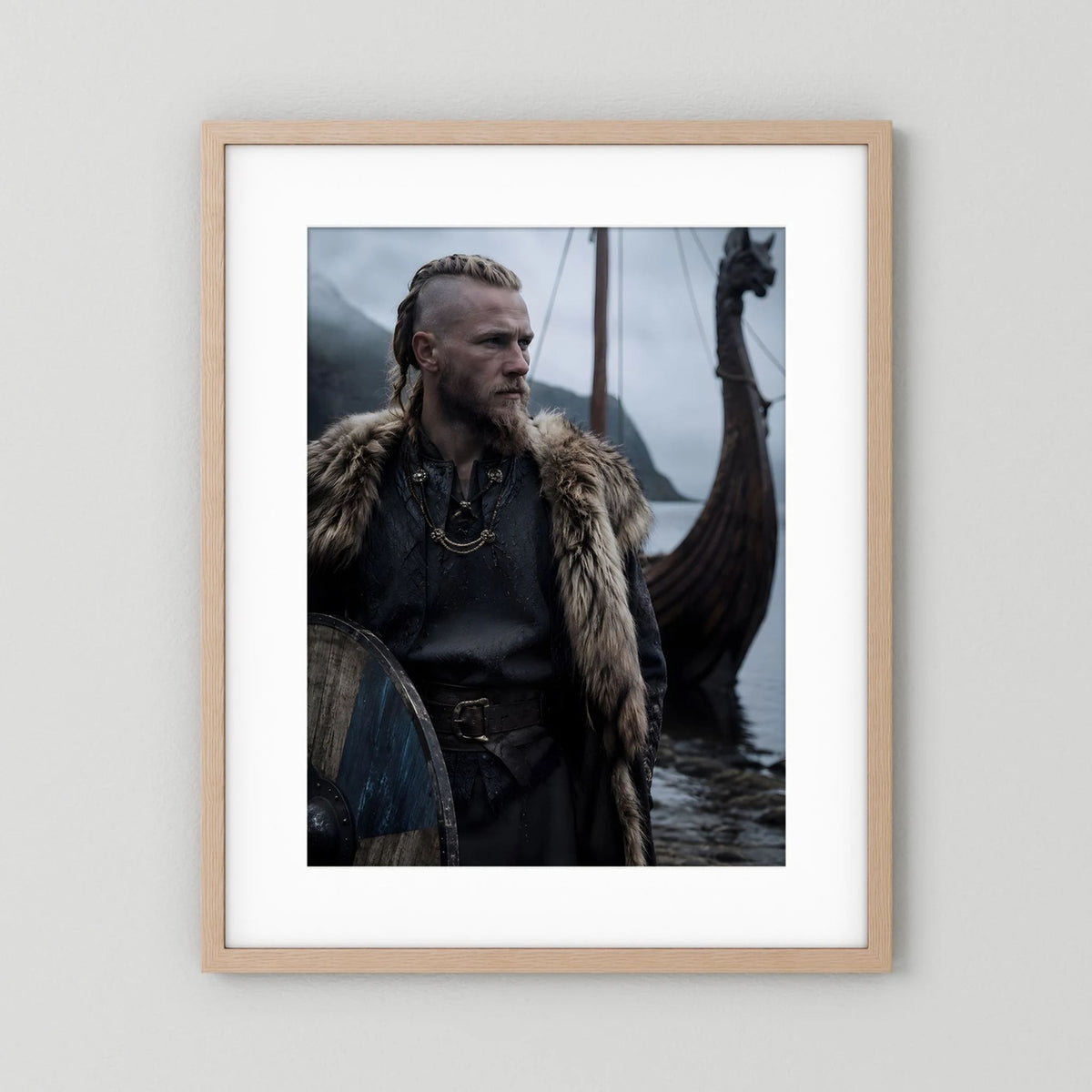 Wikinger-Poster im hellen Holzrahmen mit weißem Rand: Wikingerkrieger mit Schild