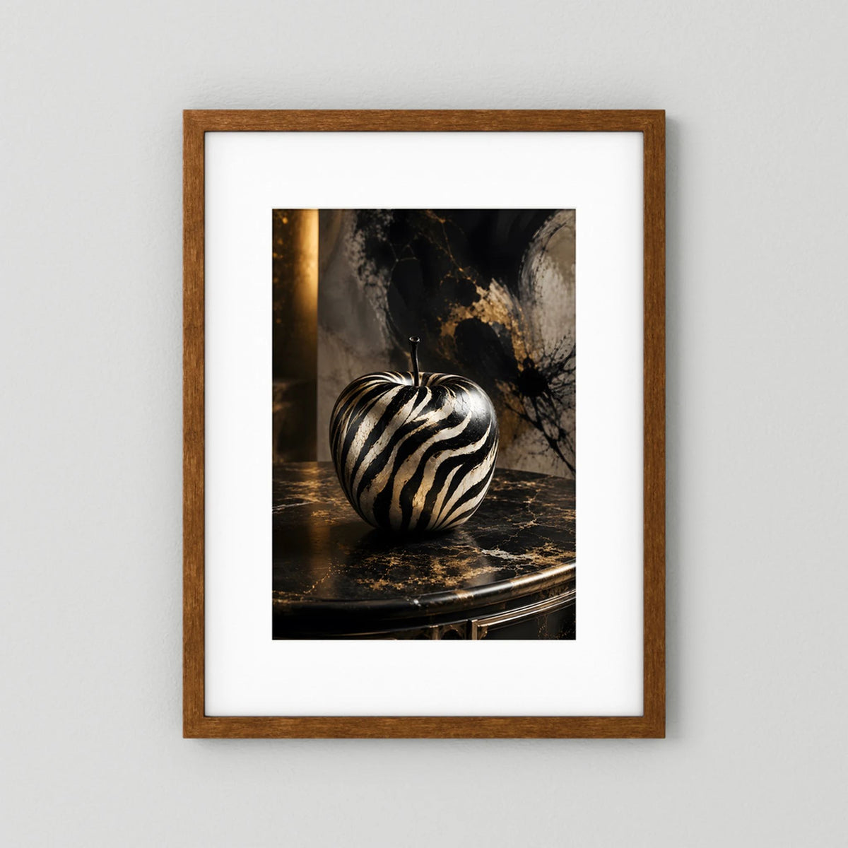 Kunstposter mit zebra-gestreiftem Apfel im goldbraunen Holzrahmen