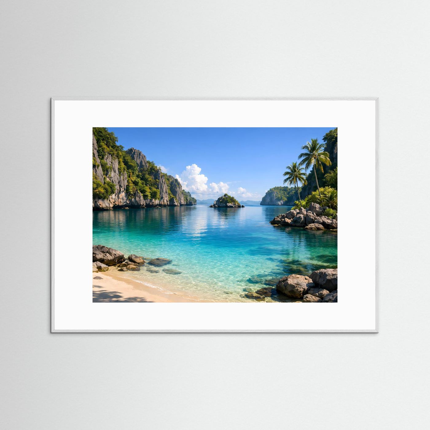 Querformat-Poster mit tropischer Bucht, Palmen und türkisfarbenem Strand im grauen Rahmen