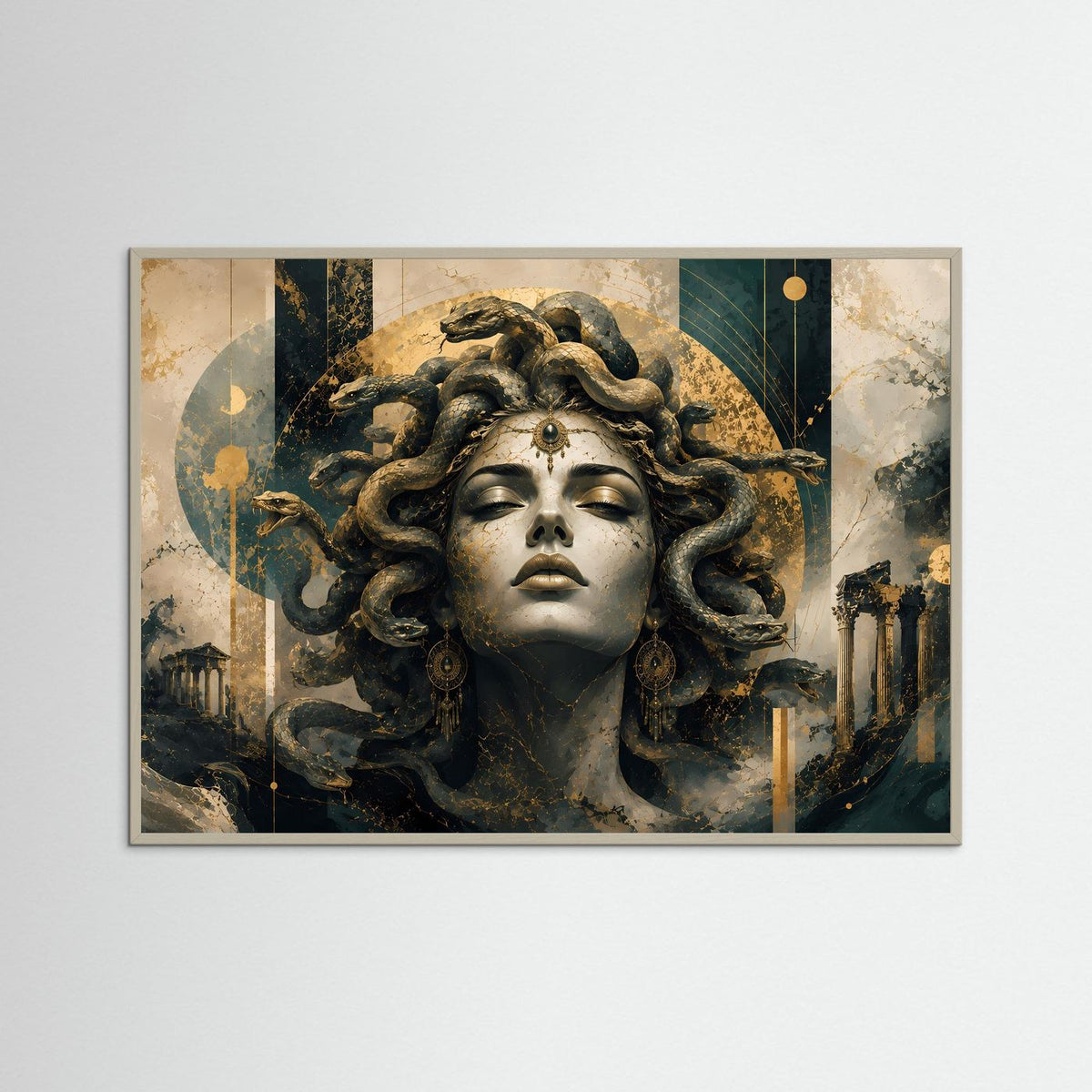 Poster im Querformat mit grauem Rahmen: Medusen-Porträt, goldene Schlangen und Säulenmotive