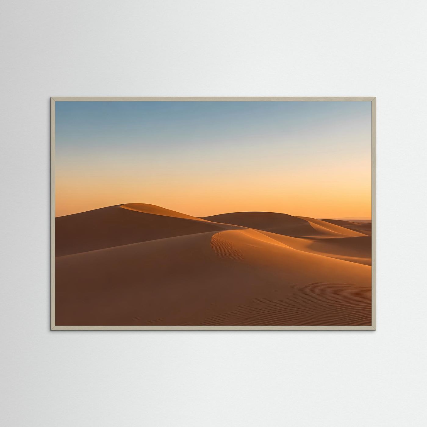 Poster mit Wüstenlandschaft und Sanddünen bei Sonnenuntergang, graue Einfassung