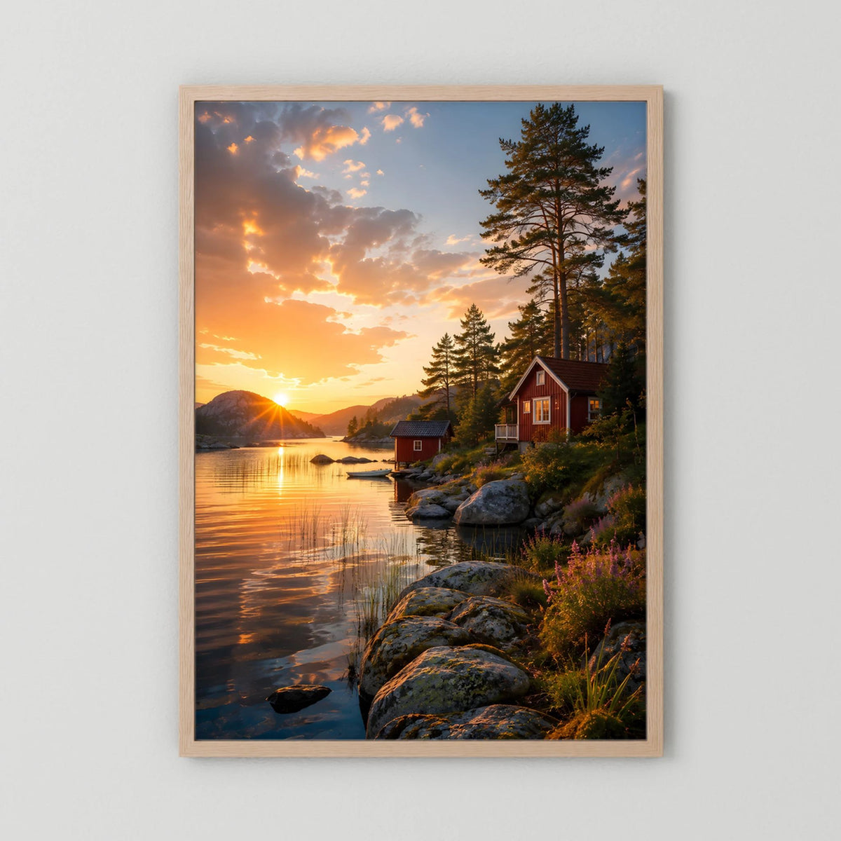 Kunstposter im Hochformat mit hellem Holzrahmen: See bei Sonnenuntergang, rote Hütte, Fichte.