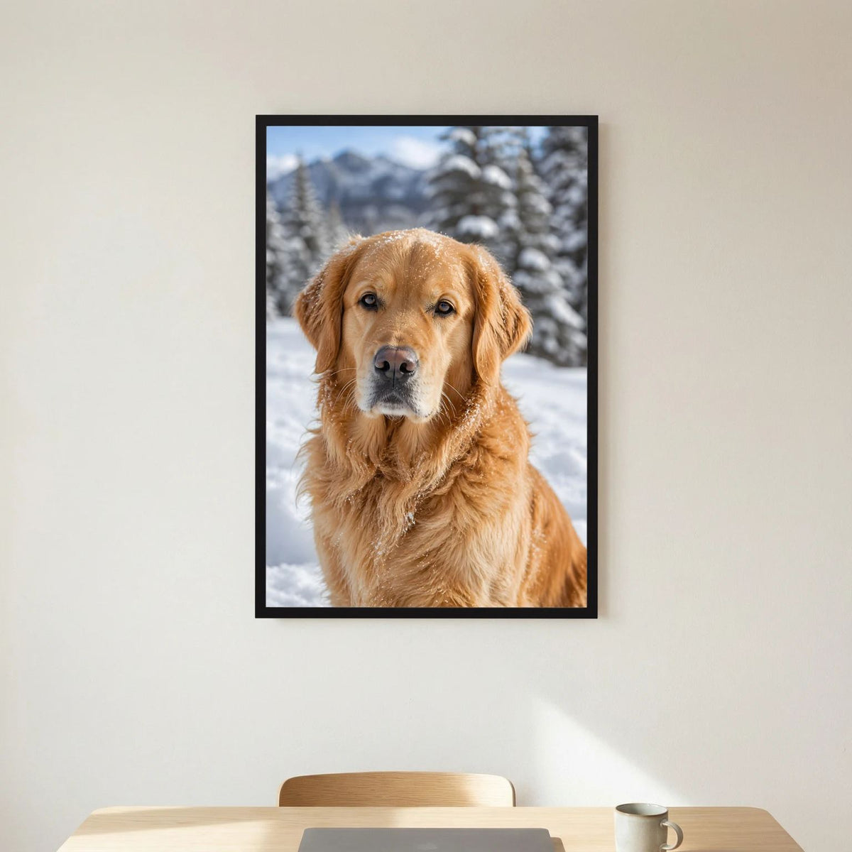 Hundeposter mit Golden Retriever im Schnee, im schwarzen Rahmen