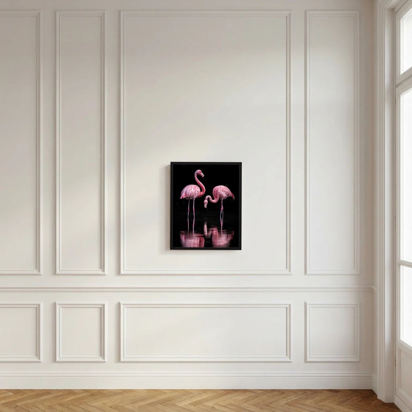 Gerahmtes Tierposter mit zwei rosa Flamingos und Spiegelung an der Wand