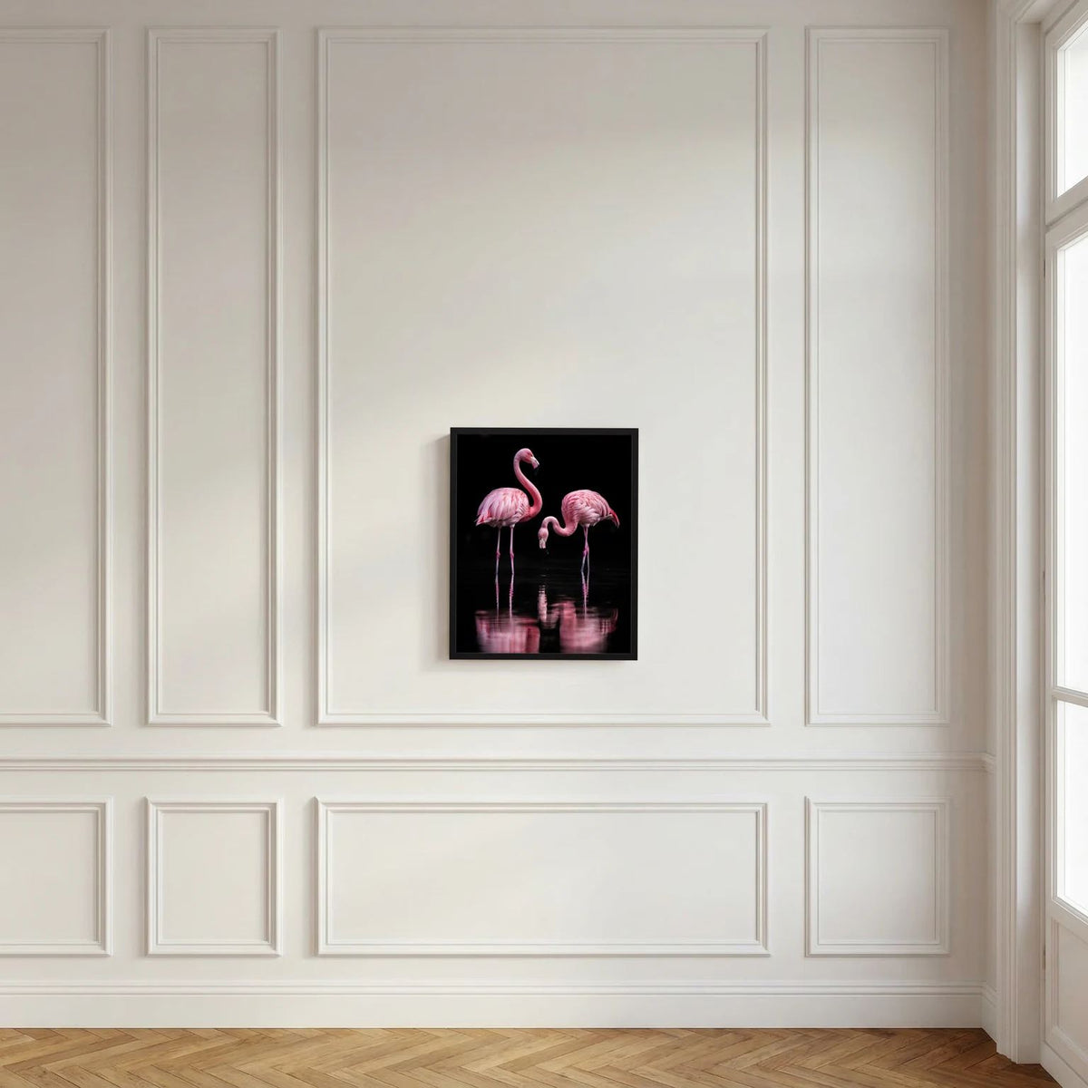 Gerahmtes Tierposter mit zwei rosa Flamingos und Spiegelung an der Wand
