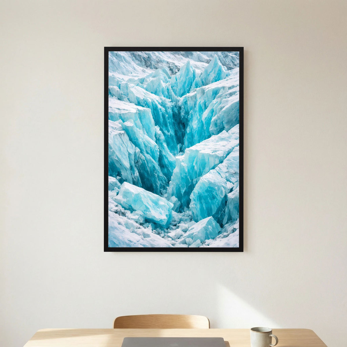 Hochformat-Poster mit türkisfarbenem Gletscherfluss und weißen Eisbergen im schwarzen Rahmen