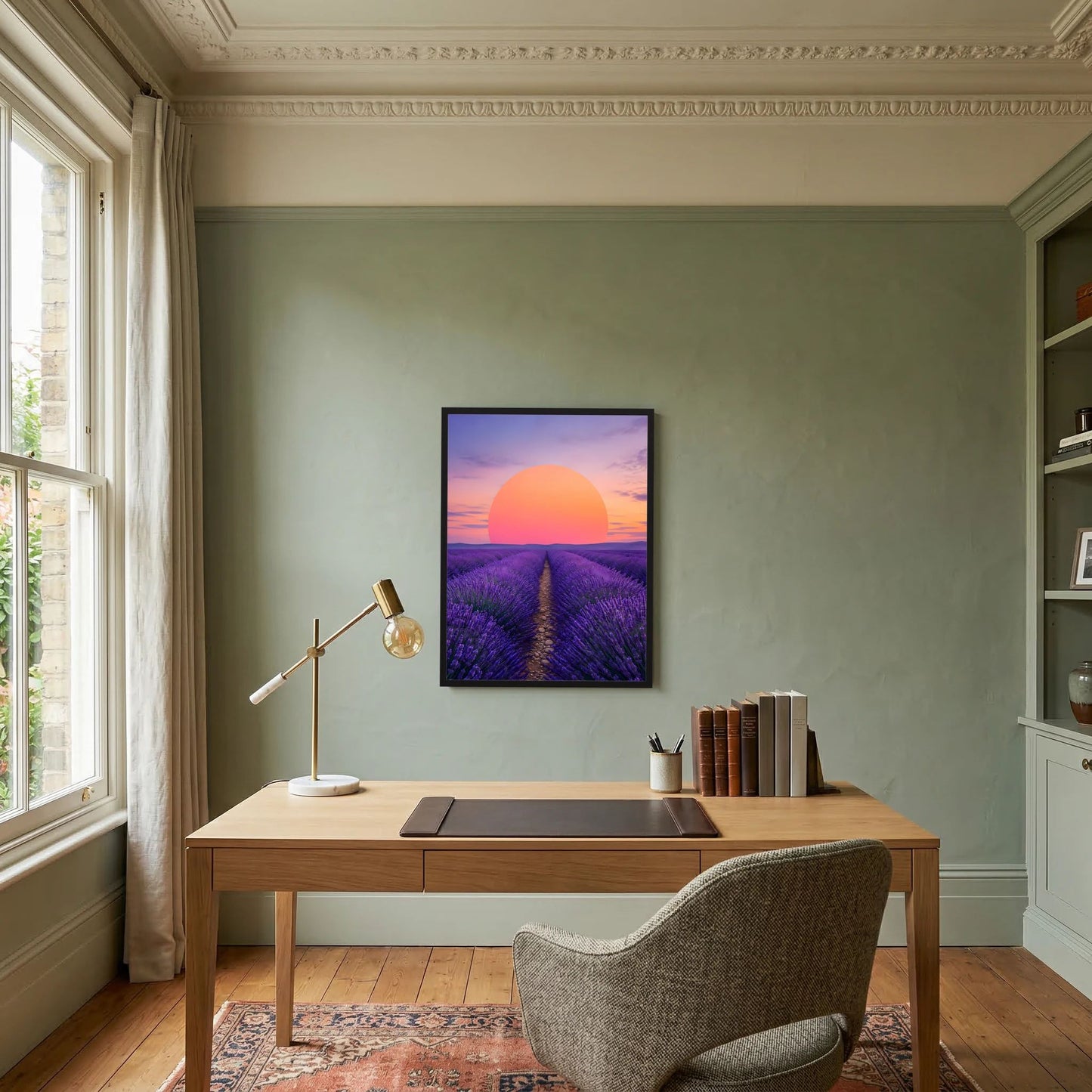 Hochformat-Poster mit Lavendelfeld, violettem Weg und großer orangefarbener Sonne am Abendhimmel, dunkler Rahmen.