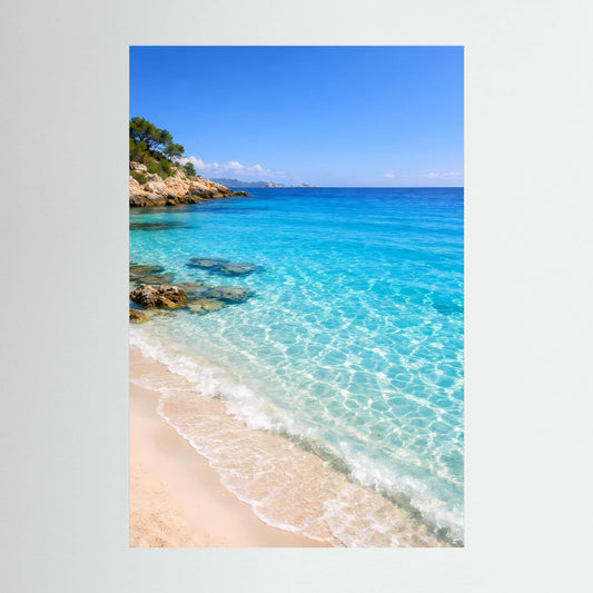 Hochformat-Poster mit klarem Meerwasser, Sandstrand und Felsenküste