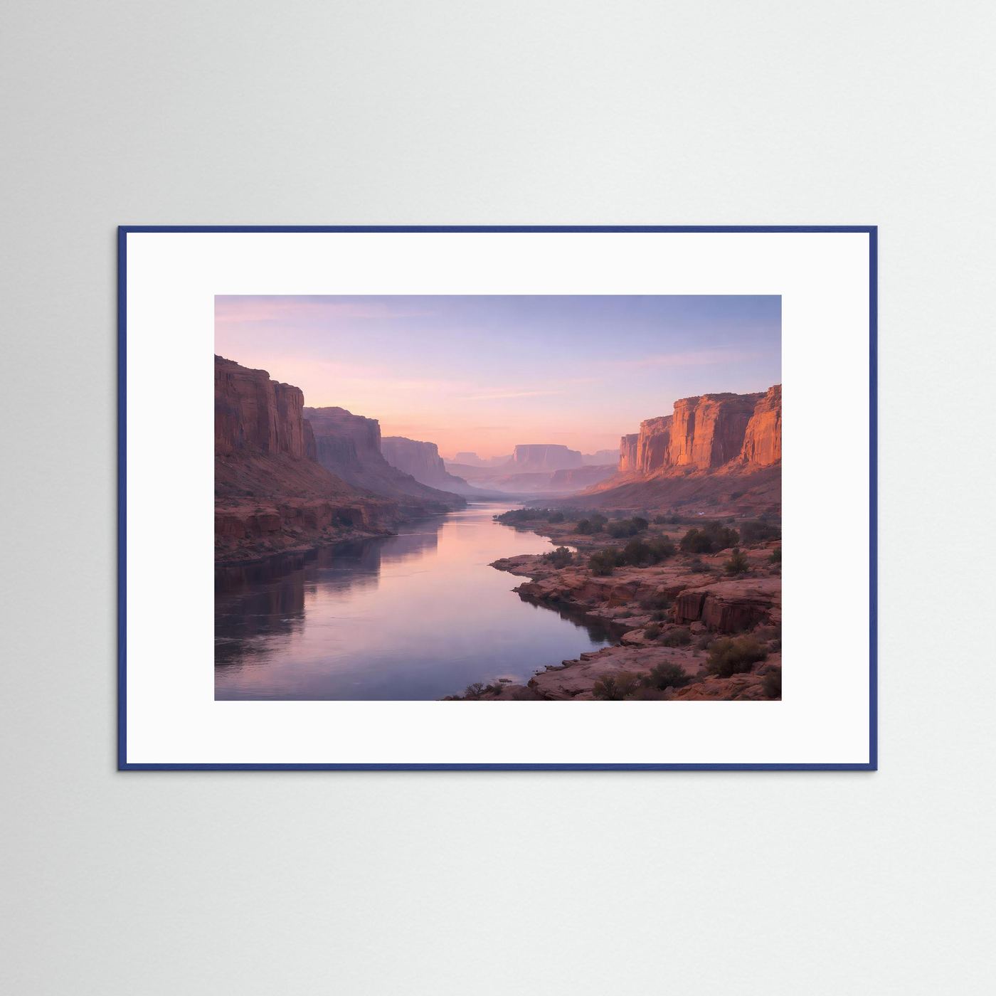 Wandbild mit blauem Holzrahmen und weißem Rand, Canyonlandschaft mit Fluss bei Sonnenuntergang.
