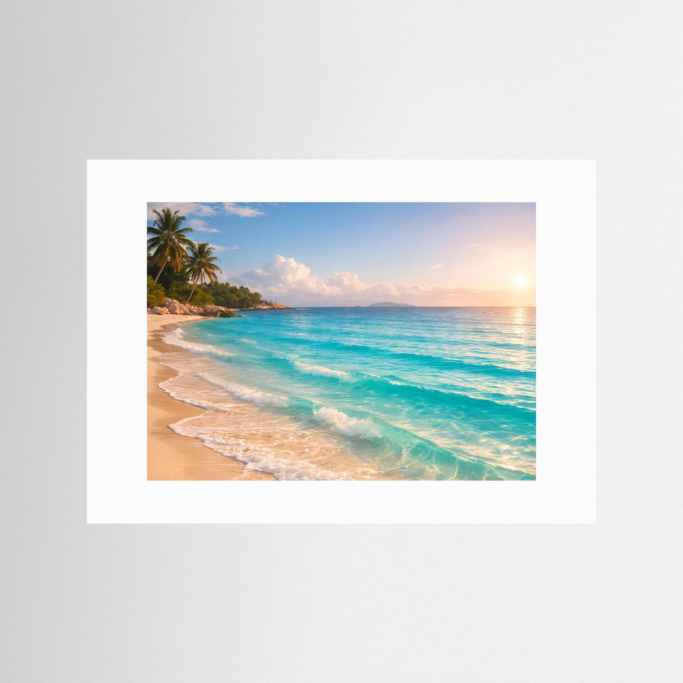 Poster mit weißem Rand: tropischer Sandstrand mit türkisblauem Meer bei Sonnenaufgang