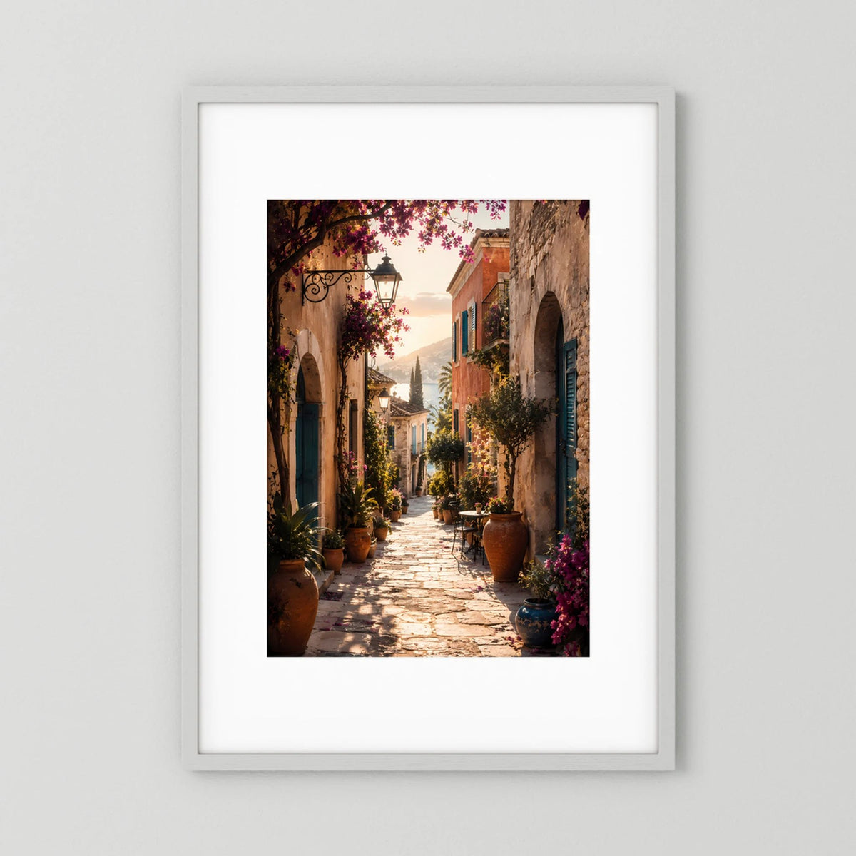 Gerahmtes Poster mit schmaler Altstadtgasse, Bögen, Blumen und Vasen