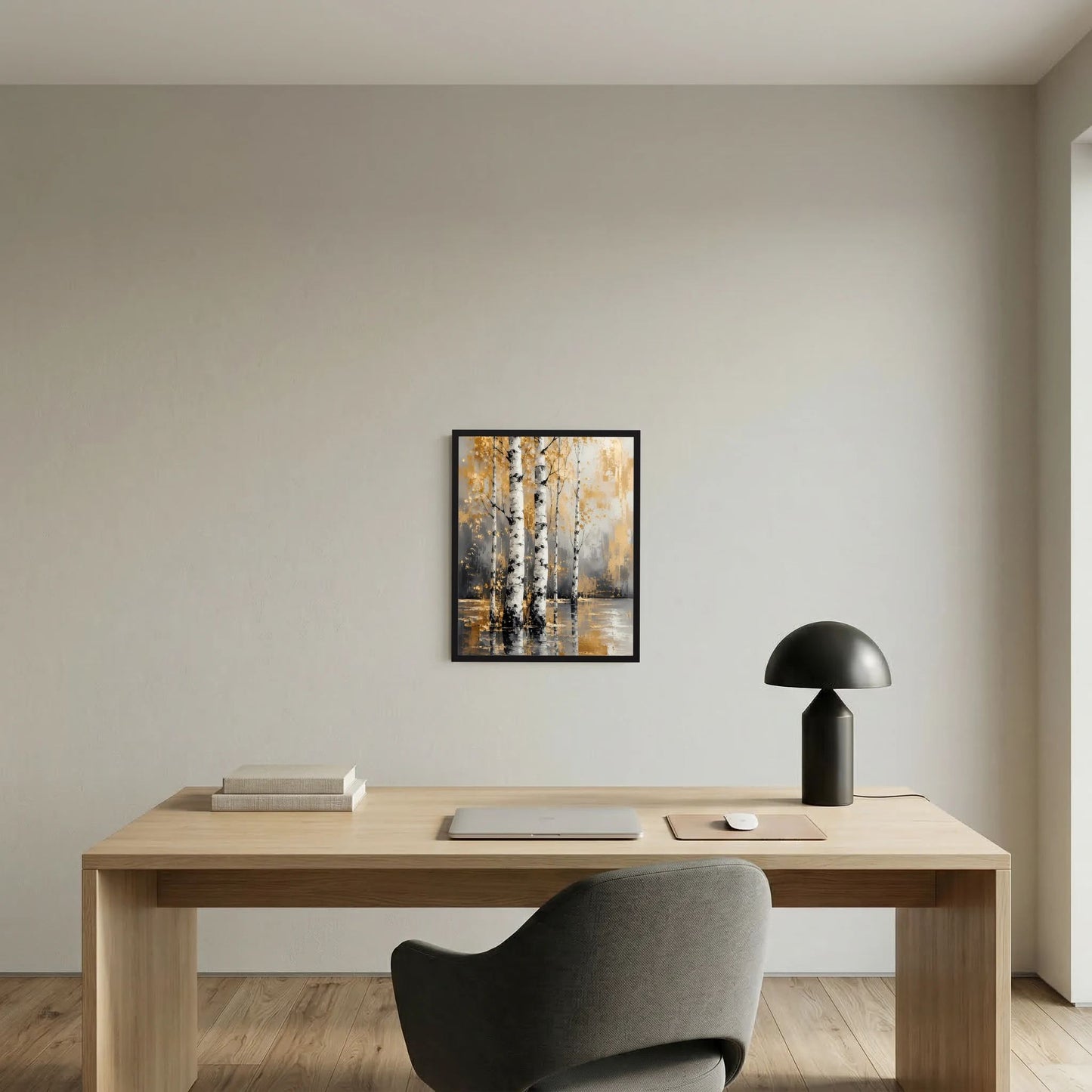 Gerahmtes Hochformat-Poster mit abstrakten Birken in Weiß und Gold, dunklem Stammkontrast