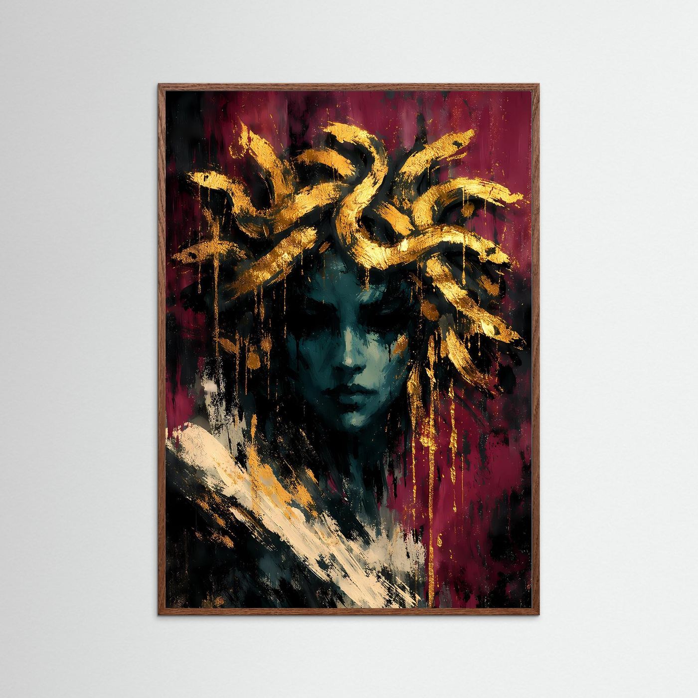 Kunstposter im Hochformat mit abstraktem Medusa-Porträt, Goldlinien, dunkelbrauner Holzrahmen