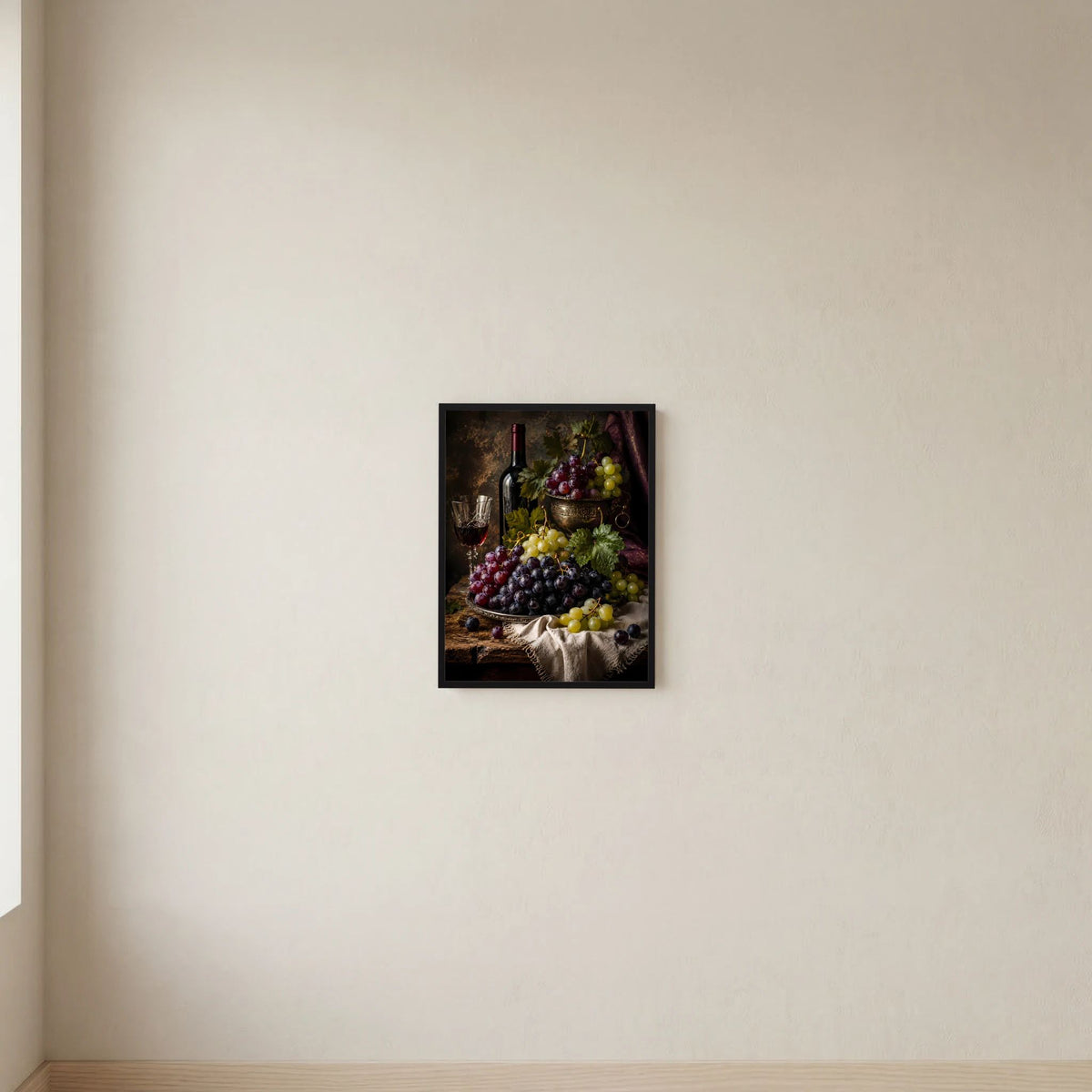 Gerahntes Stillleben-Poster mit Weinflasche, Trauben und Schale