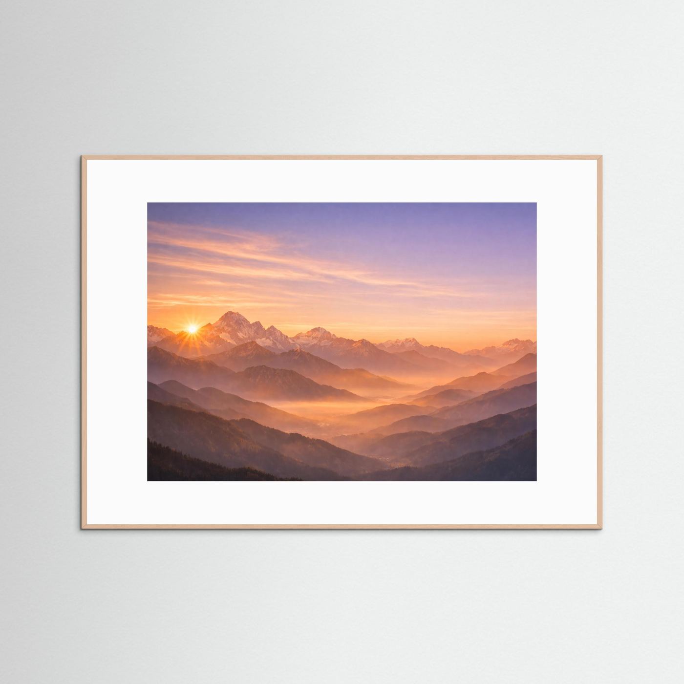 Querformat-Poster mit Sonnenaufgang über Alpen, heller Holzrahmen