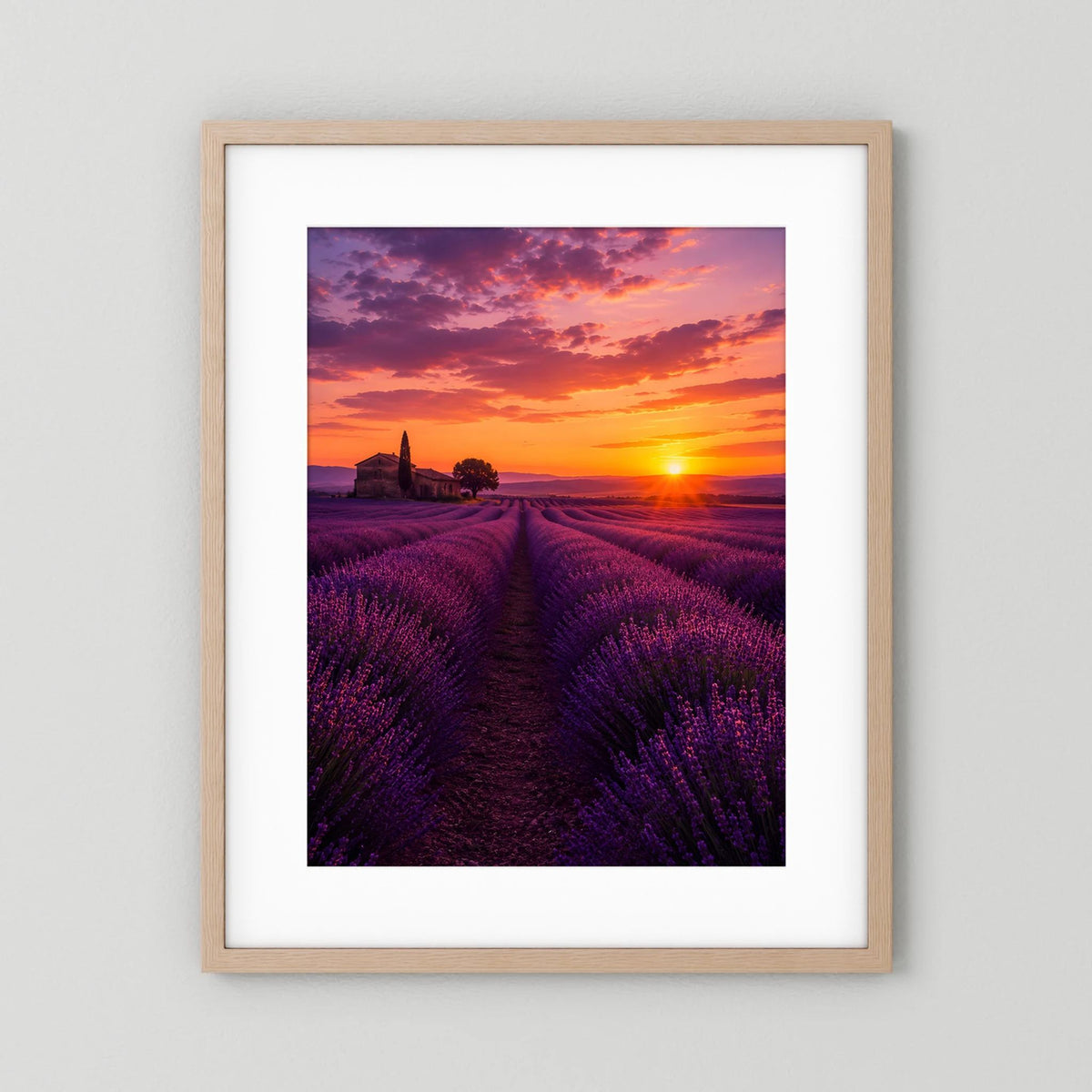 Landschaftsposter im Hochformat: Lavendelfeld bei Sonnenuntergang, heller Holzrahmen