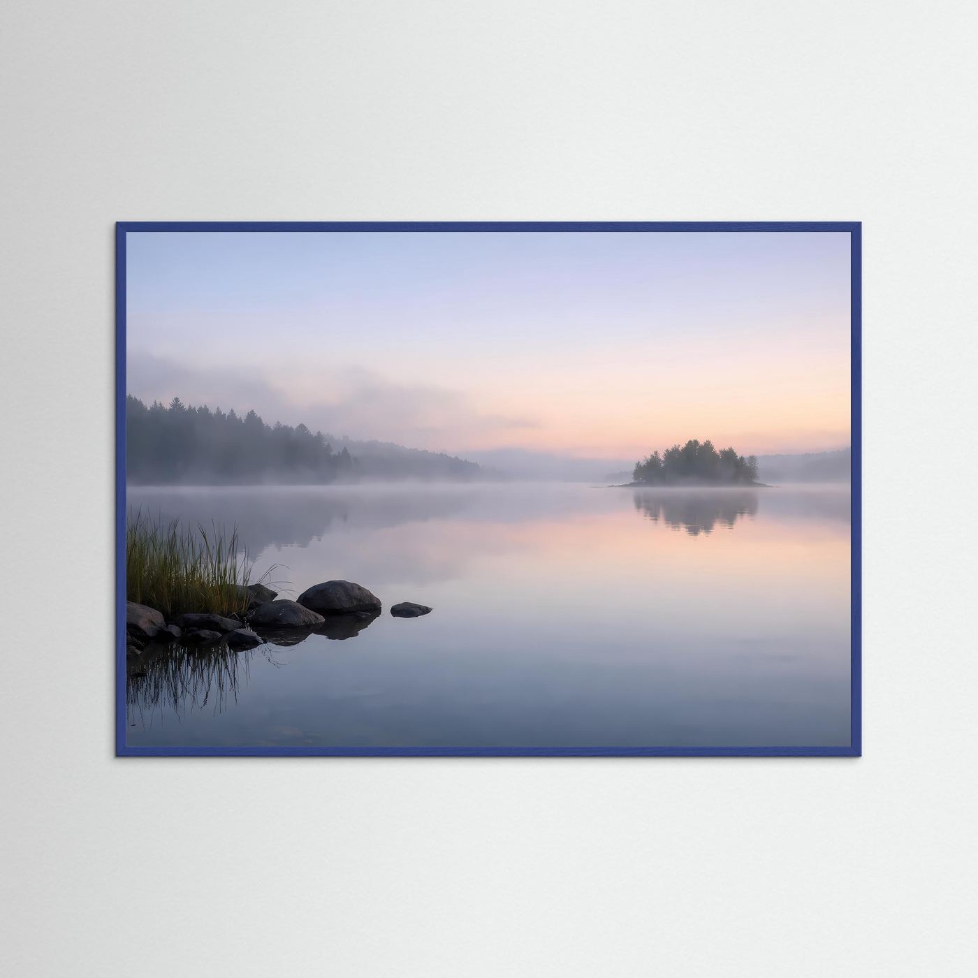 Mystischer Nebelsee am Morgen | Ruhige Waldlandschaft in Pastell
