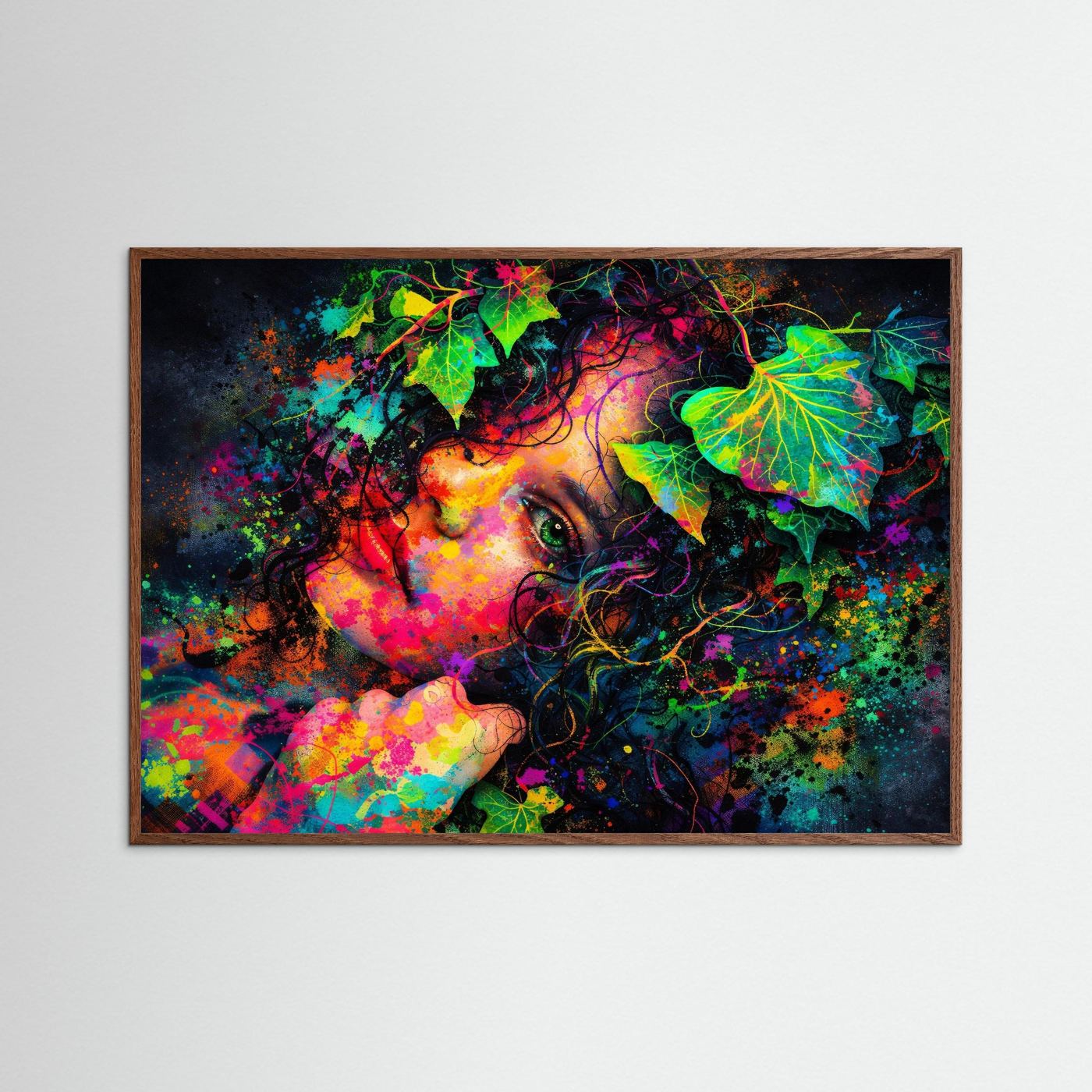 Wandbild mit surrealem Porträt, grünem Blätterkranz und Farbexplosion, brauner Holzrahmen