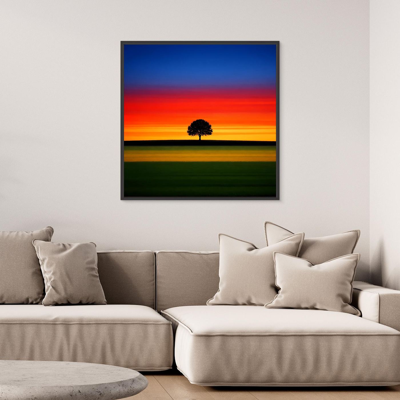 Quadratisches Leinwandbild mit Baumschatten, mehrfarbigen Bandhorizonten und kräftigem Sonnenuntergang.