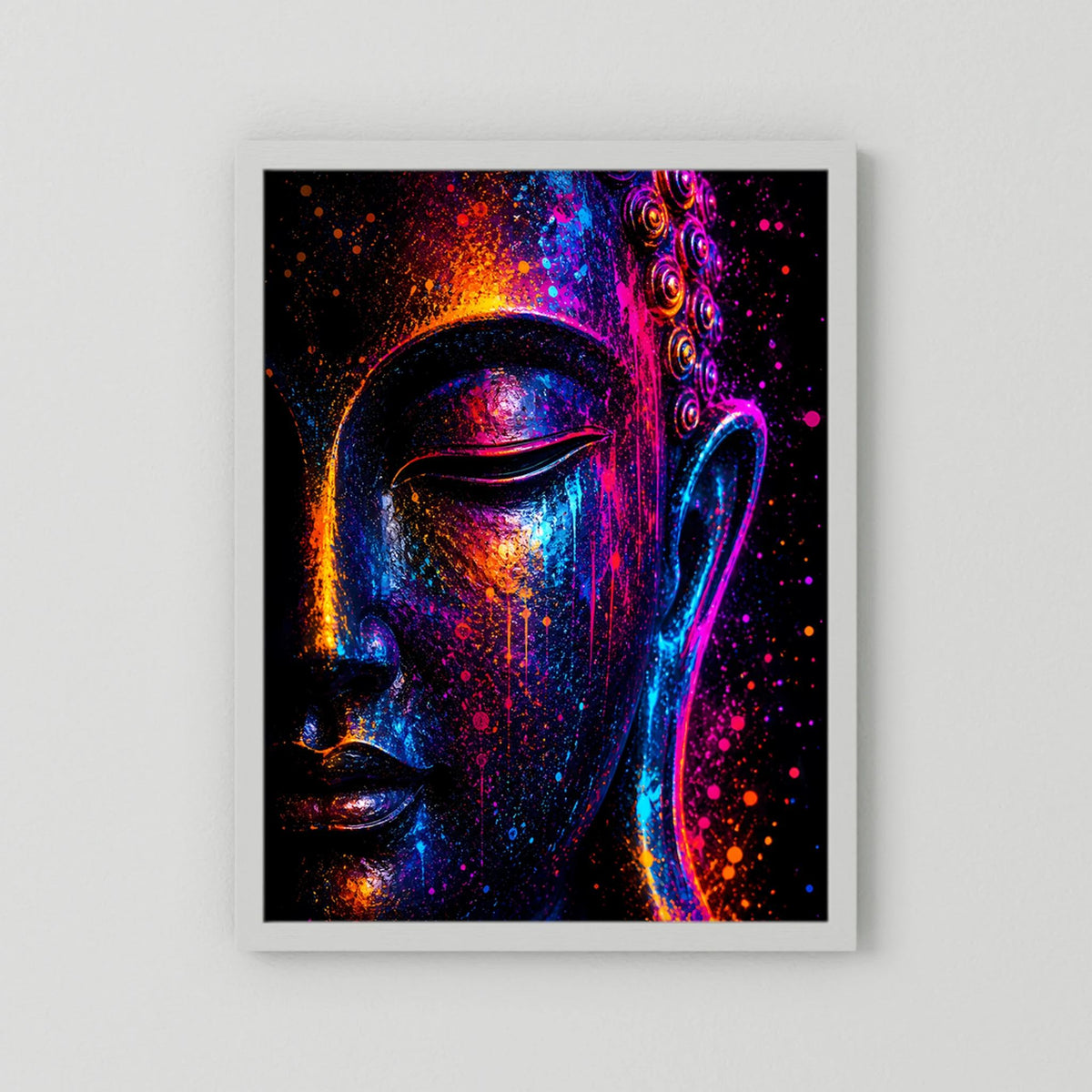 Kunstposter mit abstraktem Buddha-Gesicht im Neonlicht, leuchtende Farbsprenkel, weißer Rahmen