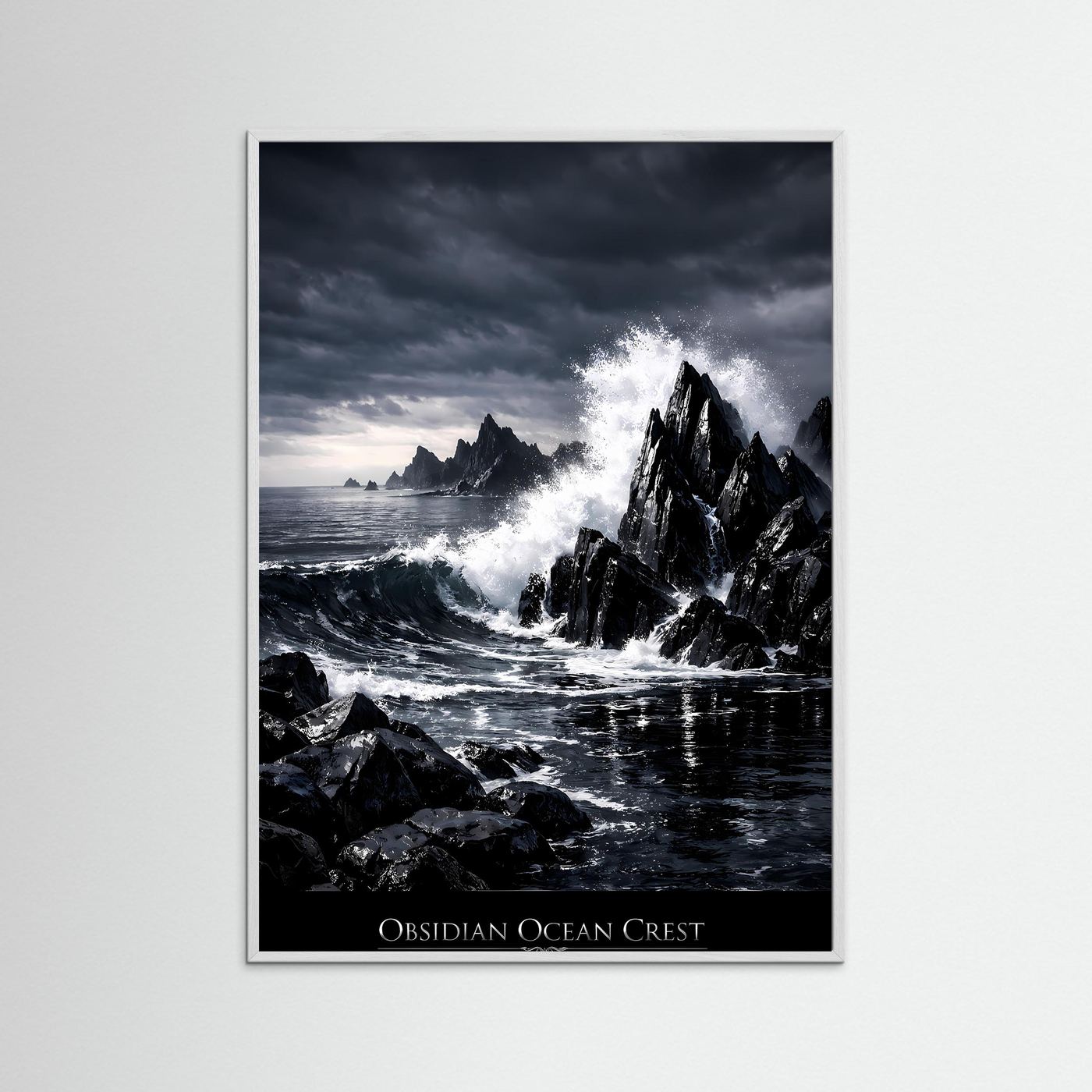 Naturposter im Hochformat: dunkle Felsküste mit Brandung und Nebel, schwarzer Rahmen