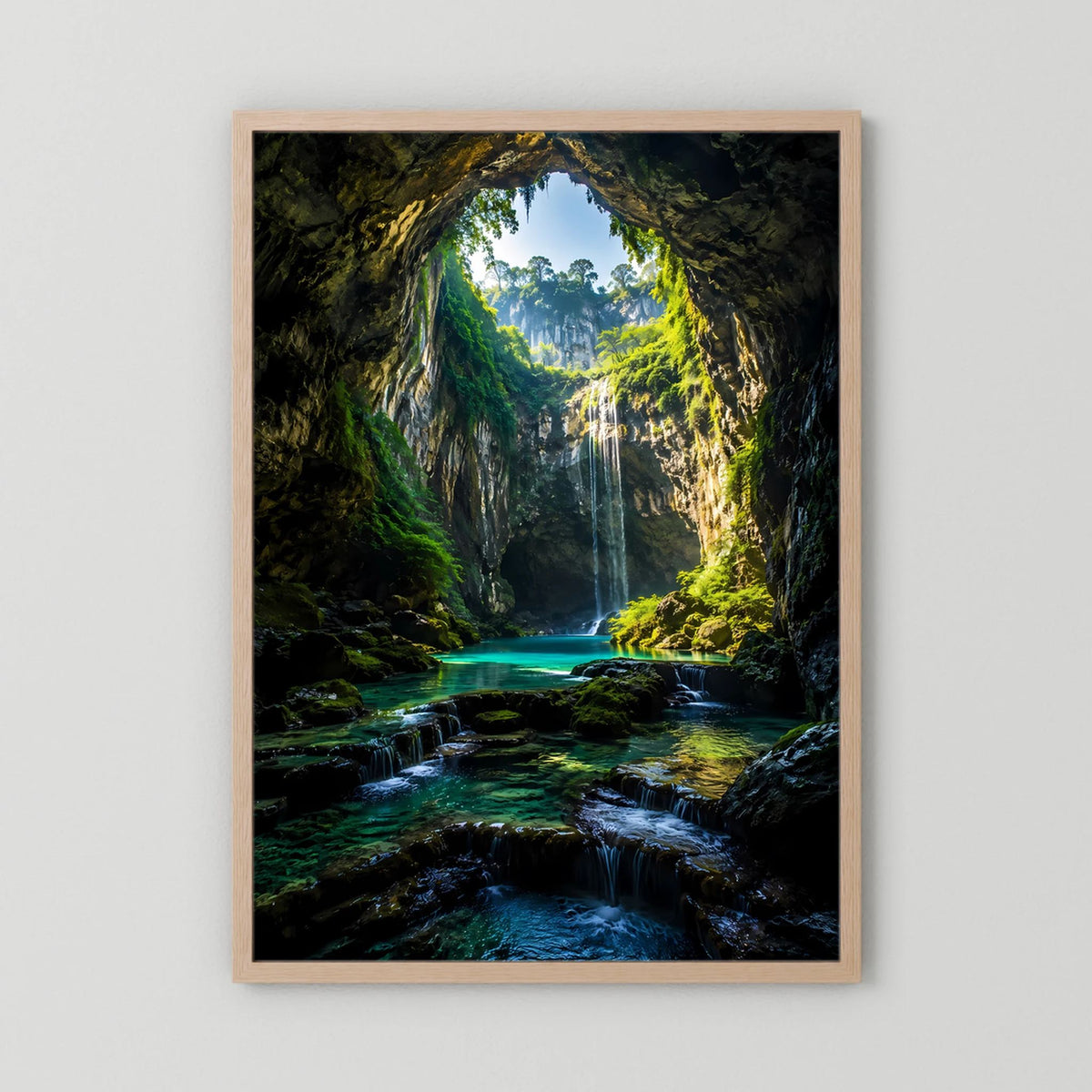 Hochformatiges Kunstposter: Wasserfallhöhle mit türkisfarbenem Fluss, helles Holzrahmen