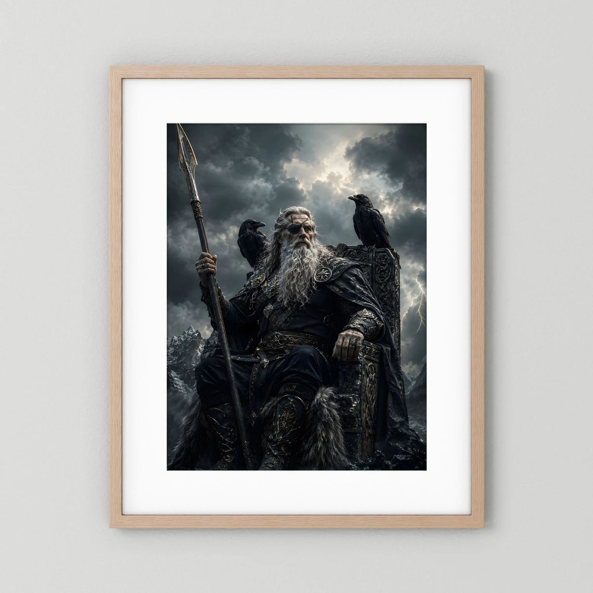 Poster im Hochformat mit hellem Holzrahmen: nordischer Krieger mit Speer und Rabe, Schwarz-Gold