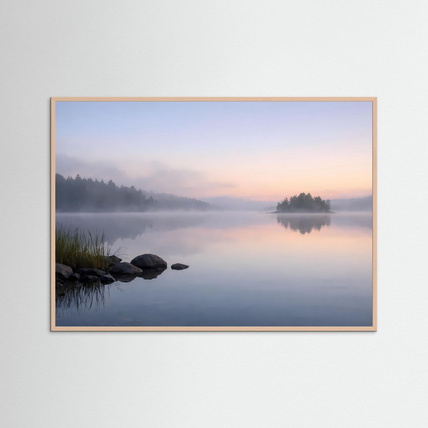 Mystischer Nebelsee am Morgen | Ruhige Waldlandschaft in Pastell