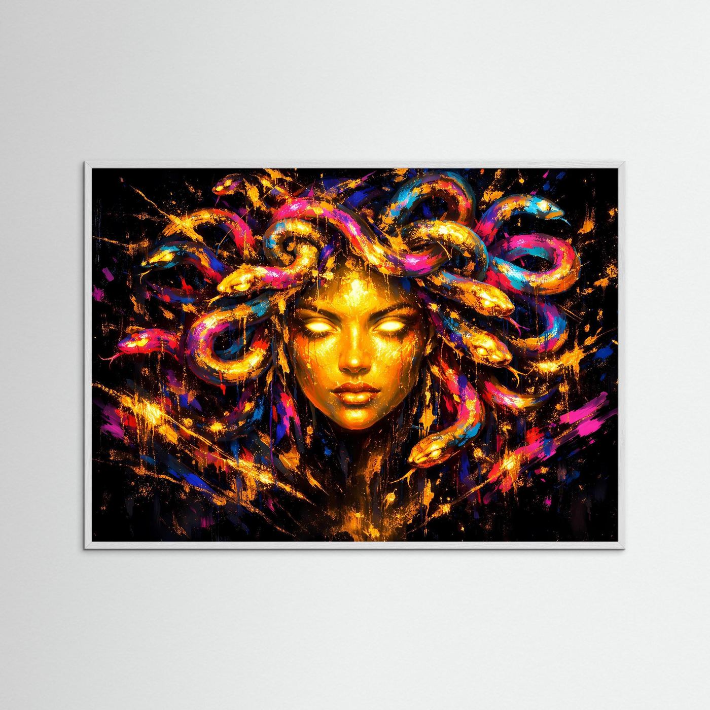 Poster mit Medusa-Gesicht und buntem Schlangenhaar, querformat, im schwarzen Rahmen.