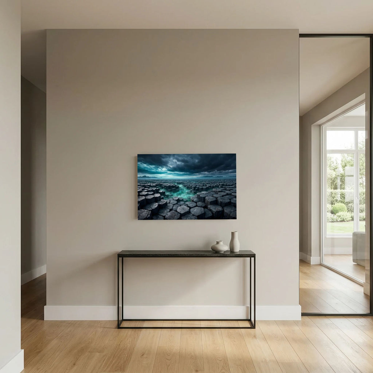 Wandbild im Querformat: Basaltsäulenlandschaft, türkis schimmernde Rinne im Wasser, dunkle Steine