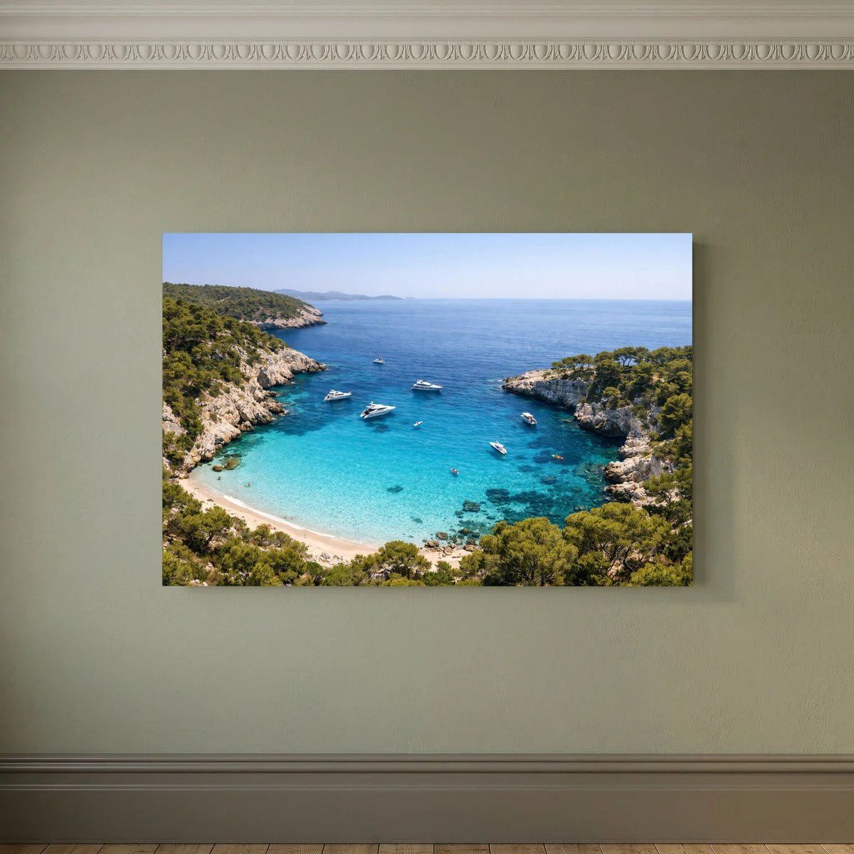 Querformatiges Küstenposter an der Wand mit türkisfarbenem Wasser und Yachten