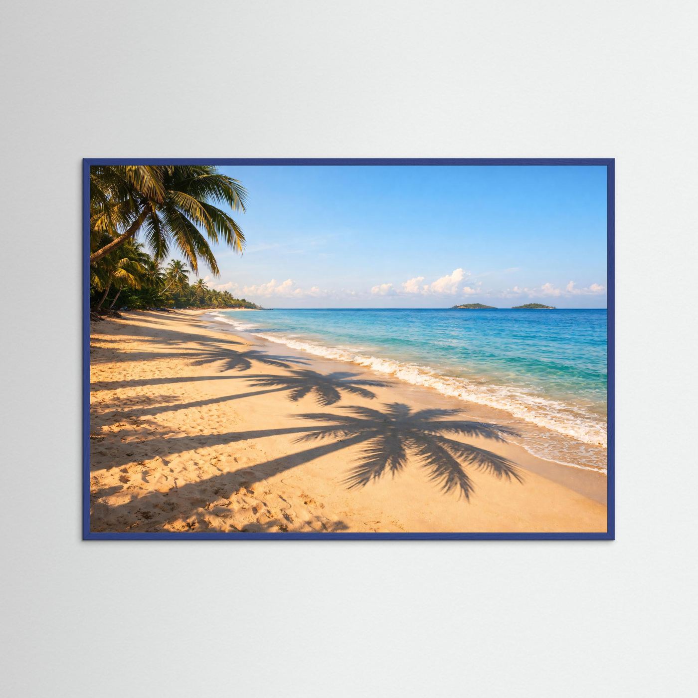 Strandposter im Querformat mit blauem Rand: Palmen am Strand, türkisfarbenes Wasser und Wolken.