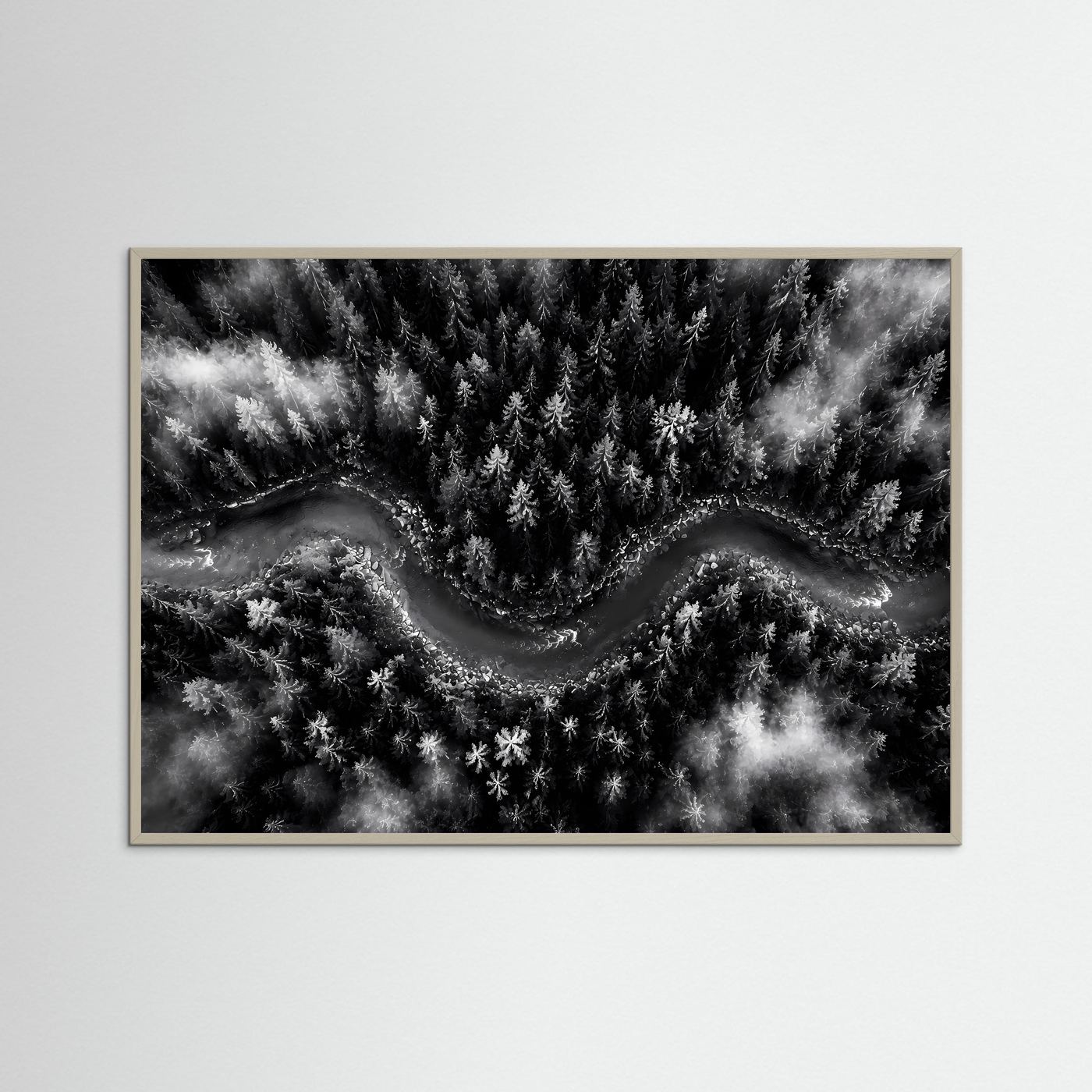 Mystischer Waldfluss im Nebel | Schwarz-Weiß Natur Landschaft – Modernes Poster Querformat