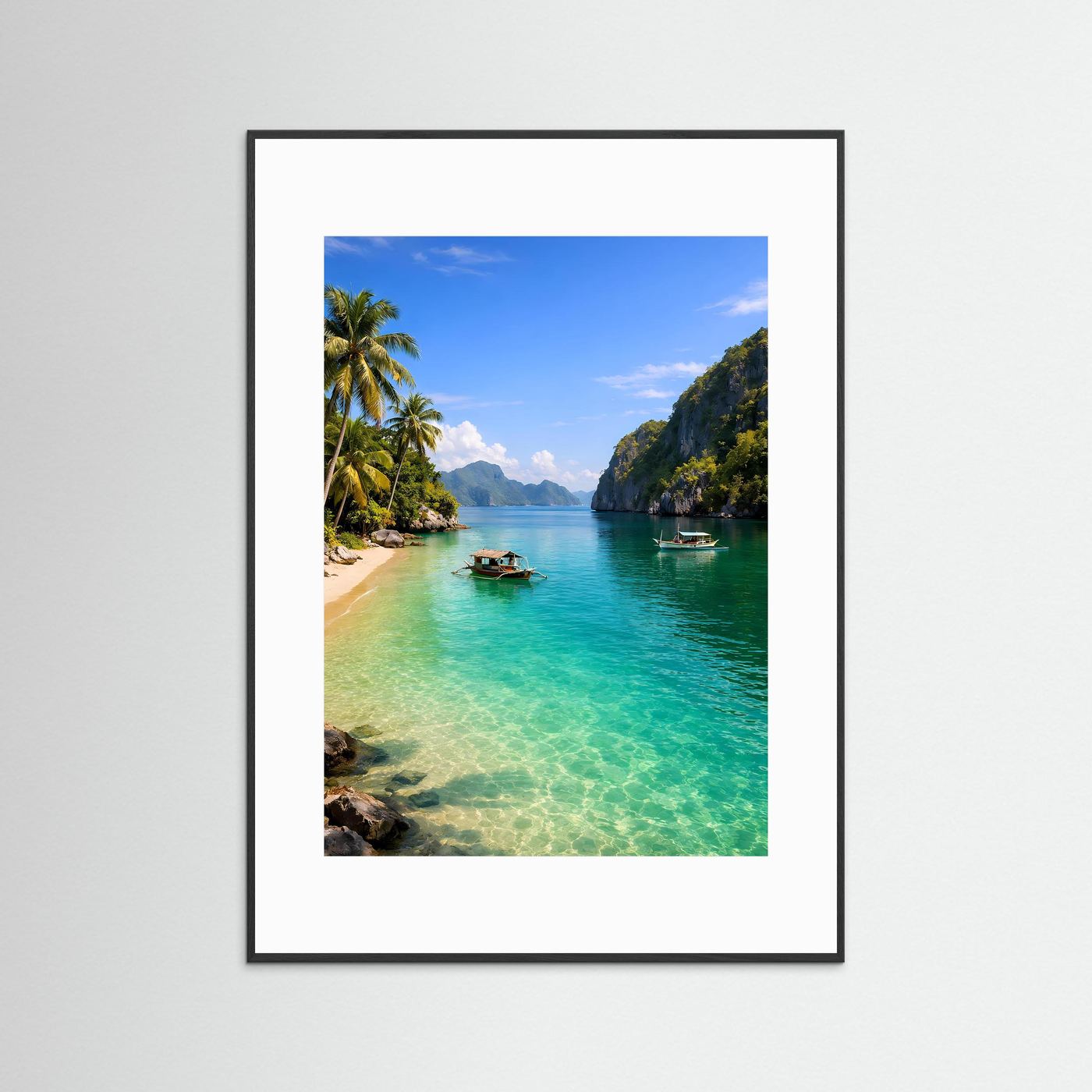 Naturposter mit schwarzem Rahmen und weißem Rand: türkisfarbenes Meer, Palmenstrand und Boote