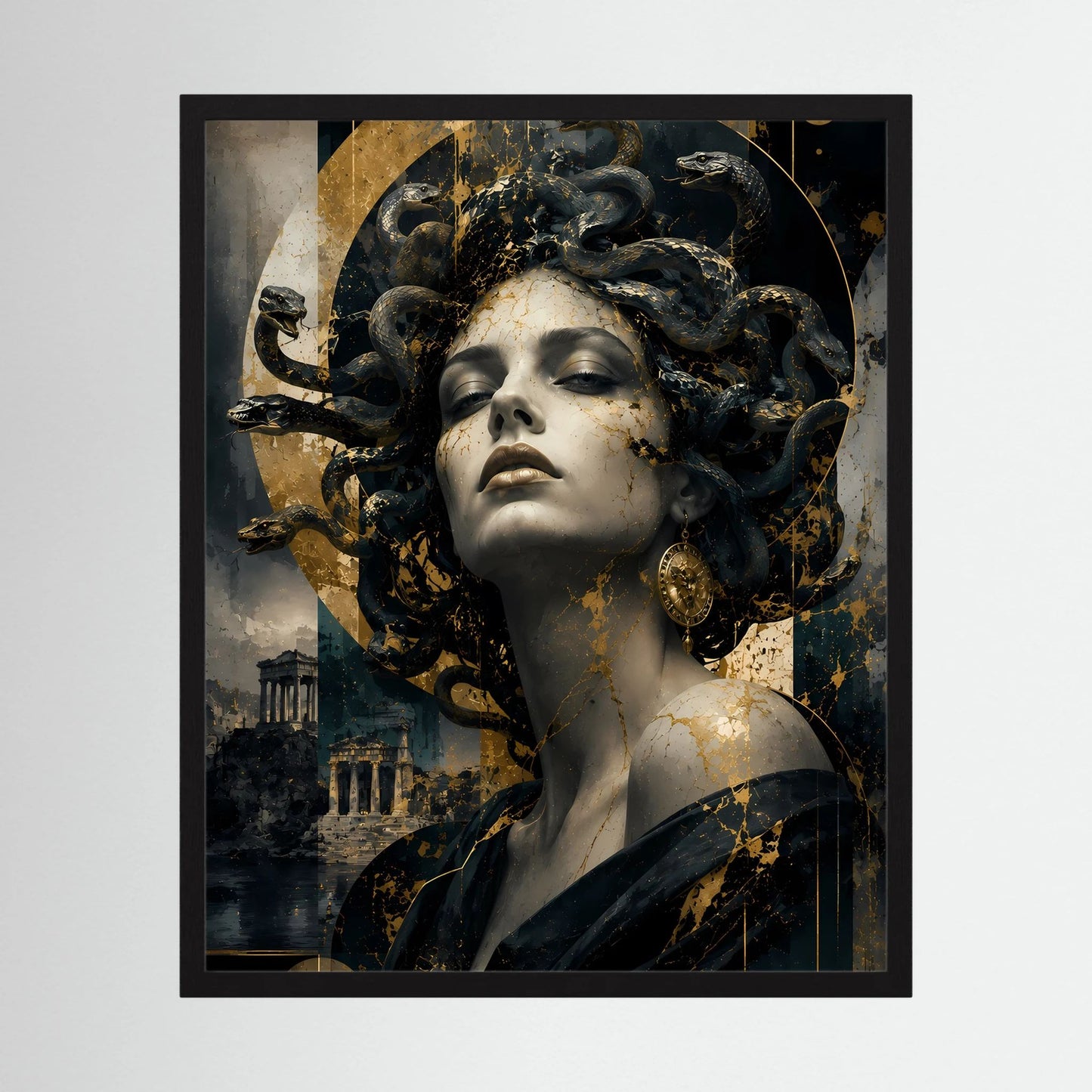 Gerahmtes Hochformat-Poster mit Medusa-Porträt: dunkle Frau, schwarze Schlangen, Golddetails