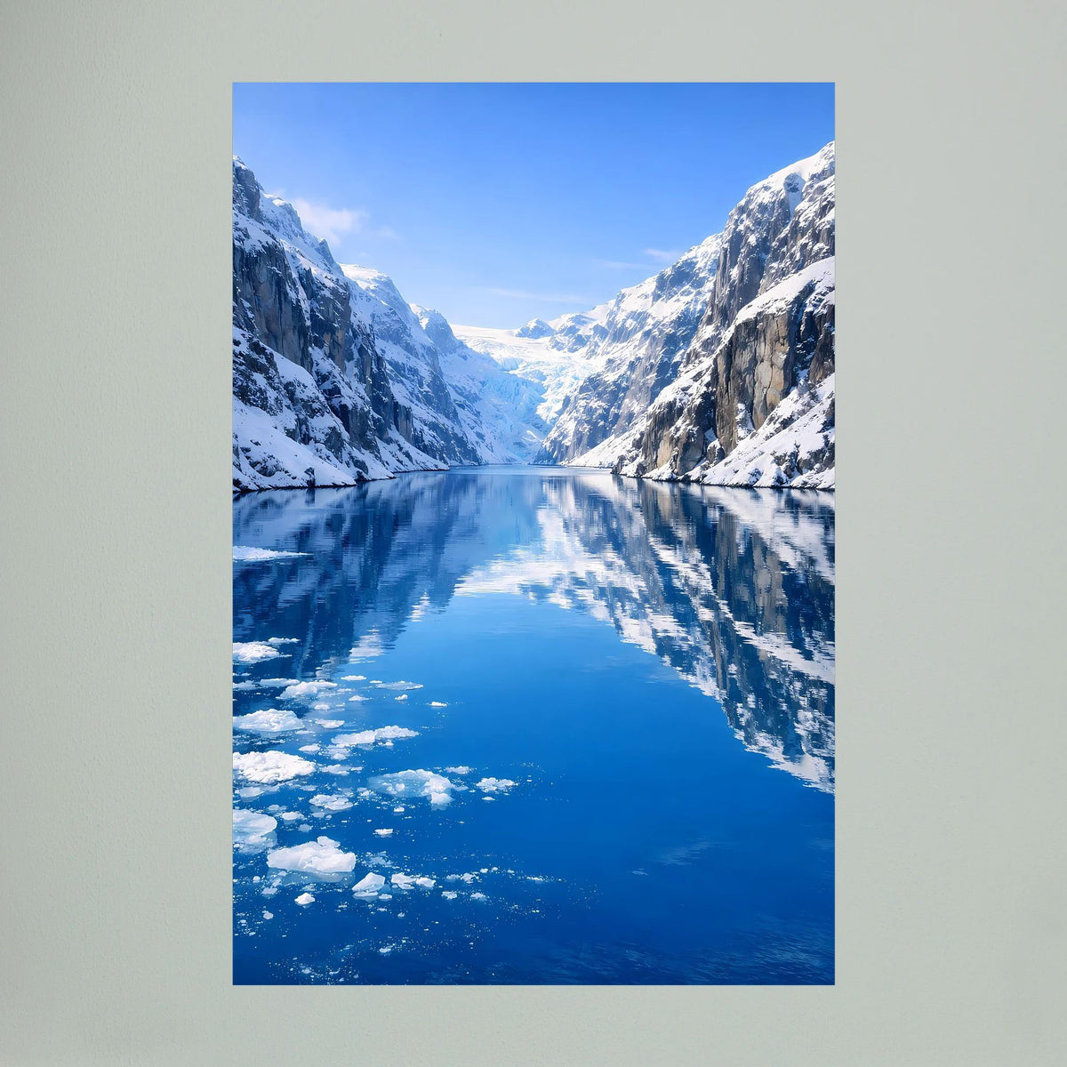 Vertikales Wandbild mit blauem Fjordsee, Gletschereis und schneebedeckten Bergen