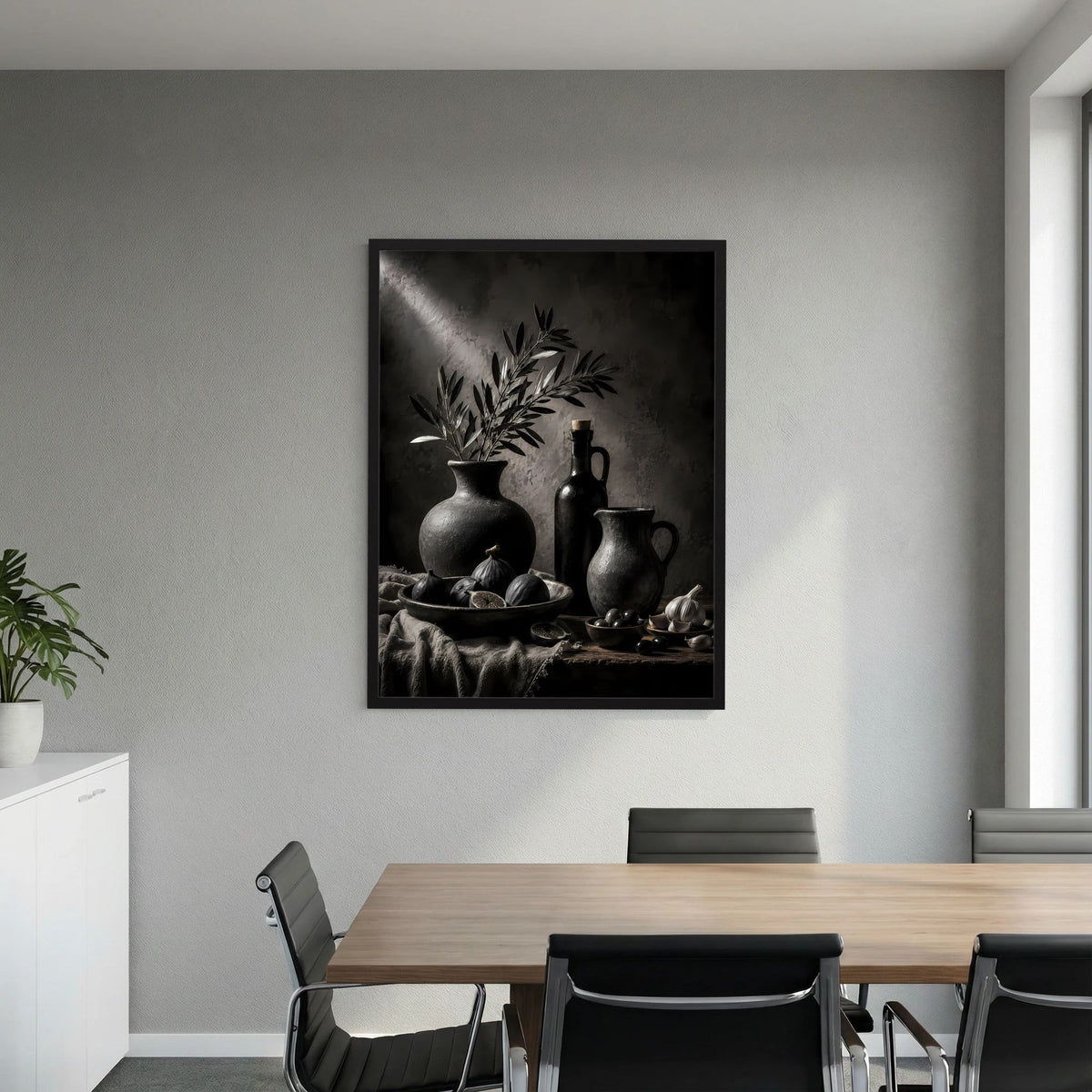 Poster im schwarzen Rahmen mit Schwarzweiß-Stillleben: Vasen, Flaschen und Olivenzweig.