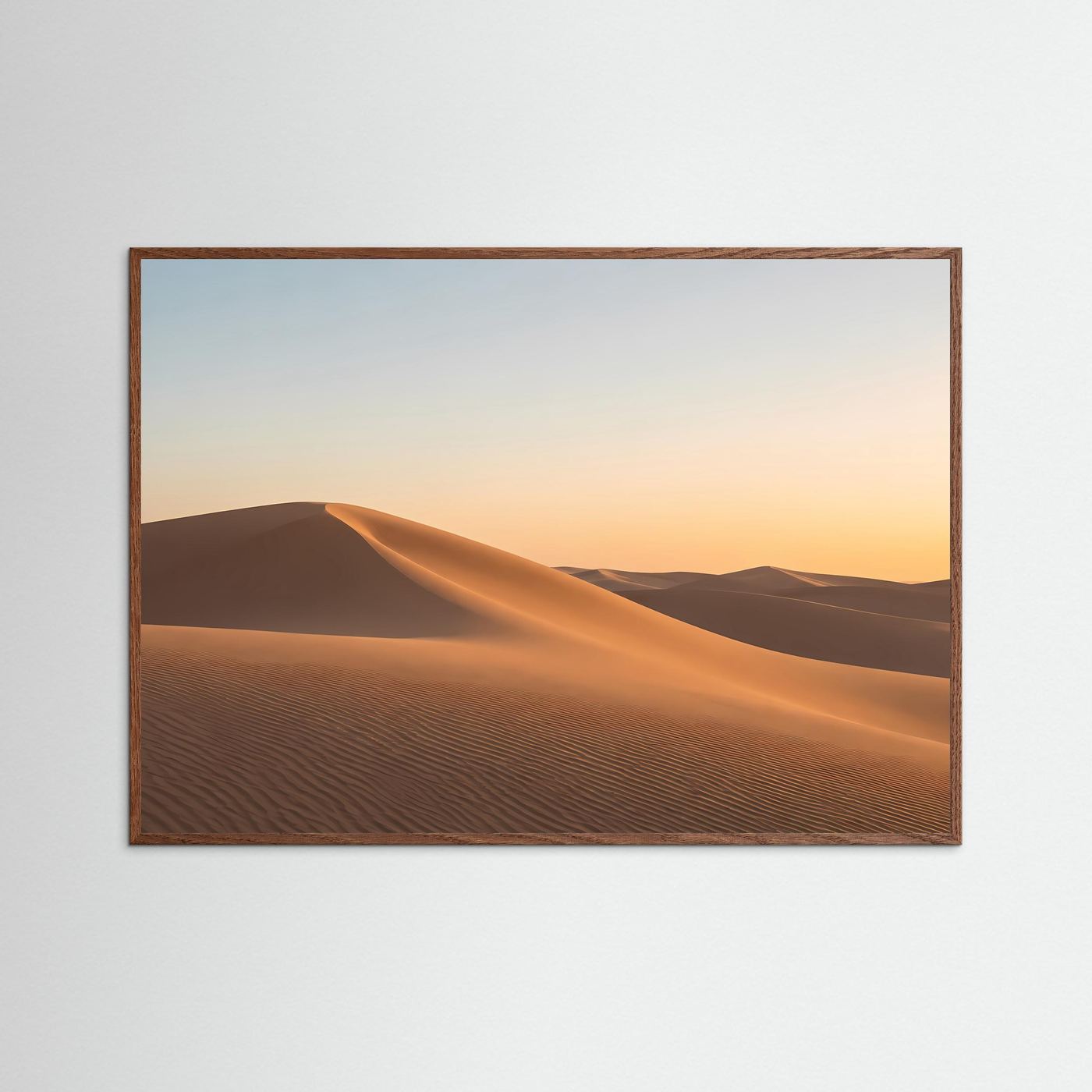 Wüstenlandschaftsbild mit dunklem Eichenrahmen, goldene Dünen im Abendlicht