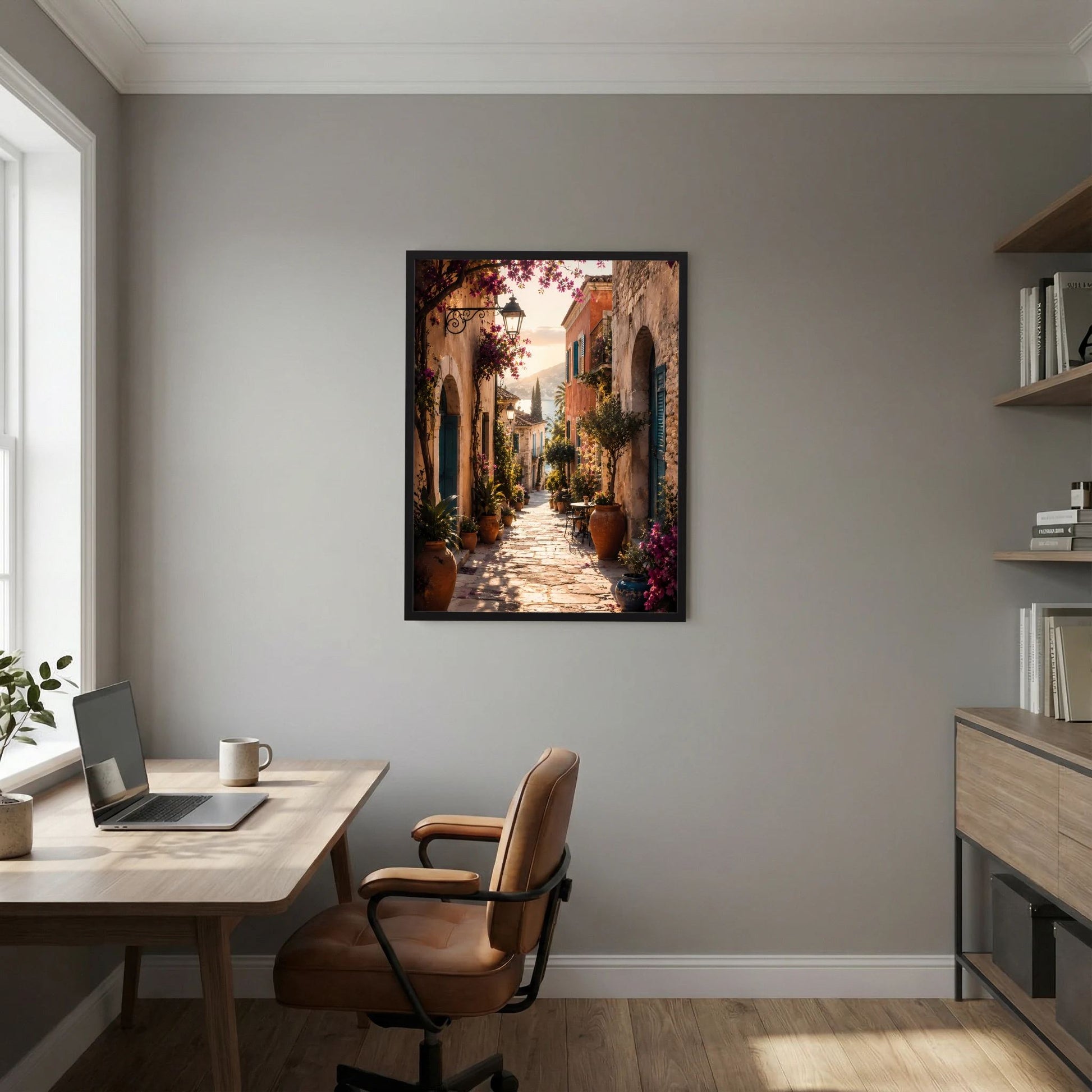 Poster im schwarzen Rahmen: mediterrane Gasse mit Blumen, Hochformat über Tisch