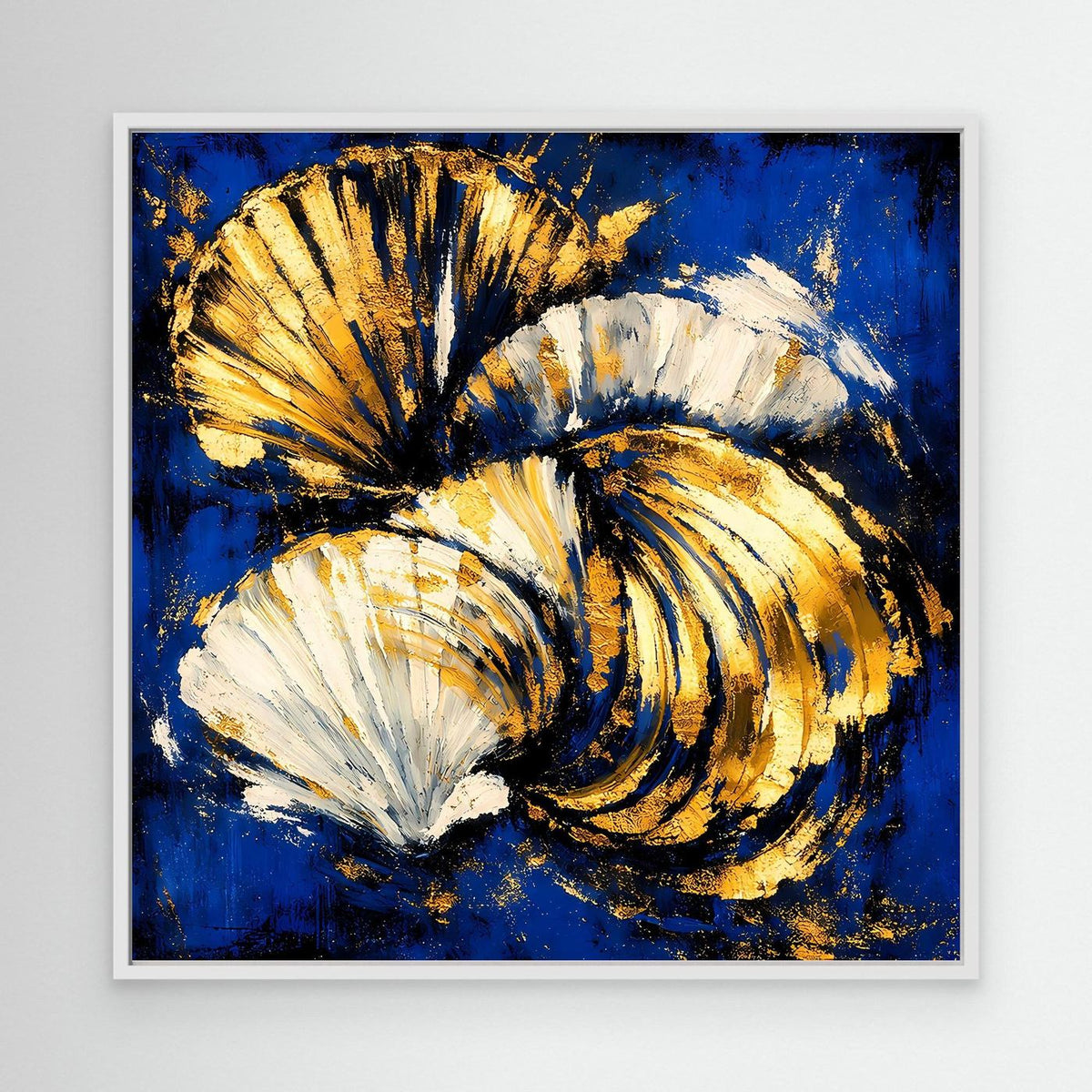 Leinwand-Wandbild mit abstrakten Muscheln in Blau, Weiß und Gold im weißen Rahmen
